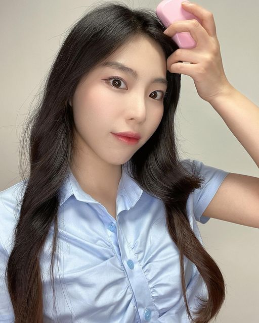 이수지 on Instagram: "#제품협찬광고 귀여운데 능력까지 있는 브러쉬 @tangleteezer_kr 탱글티저 오리지널 미니✨ ⭐️⭐️⭐️동영상있어요⭐️⭐️⭐️ 반곱슬에 히피펌까지 상한 내 머리.. 빗