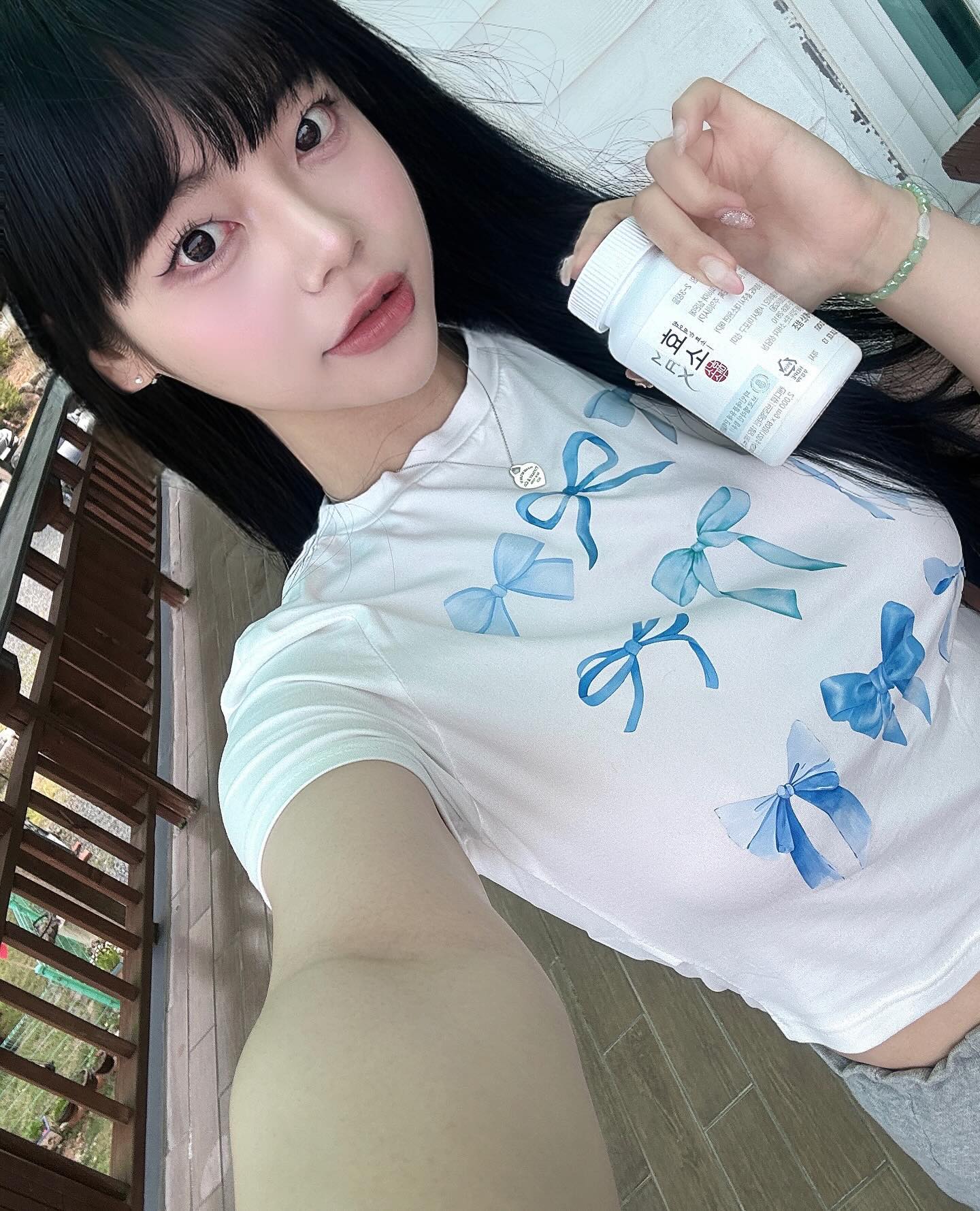 #협찬

맛있게 씹어먹는 츄어블정제 효소맥스소개드려요🧡

 파인애플에서 유래한 단백질 분해효소 ’브로멜라인‘이 핵심원료로 배합된 건강식품으로 맛있게 씹어 먹을수 있습니다🧡🍍

이제 분말 형태의 효소 보다 먹기도 편하고, 맛있더라구용ㅎㅎ

파인애플을 원료로 하는 고급 천연효소여서 더욱 믿고 섭취중이에요🧡

자연유래 소화효소 브로멜라인도 함유되어있는데  브로멜라인은 몸관리를 원하는 분들에 좋은성분인게, 얼굴 붓기와 팔, 다리 붓기 완화에 매우 효과적이고 매 식사후 섭취하면 편안한 소화와 다음날 배변활동 완화에 도움을 줍니다🧡

🍍이런분들께 추전드립니다🍍
야식과 배달음식을자주 섭취하시는 분 
장시간 앉아있는 직업을 가지신 분 
잘붓는 체질로 고생하시는 분 
소화력이 부족해서 걱정이신 분 
인스턴트, 탄수화물, 맴고짠음식 섭취가많으신분 
이유없이 얼굴, 손, 발 등이 빵빵 해지시는 분
.
.
.
.
.
.
.
#협찬 #이룸바이오 #효소맥스 #이룸바이오효소 #다이어트 #브로멜라인 #붓기 #닥터초이스솔루션 #drchoissolution #효소맥스 #효소 max #酵素max