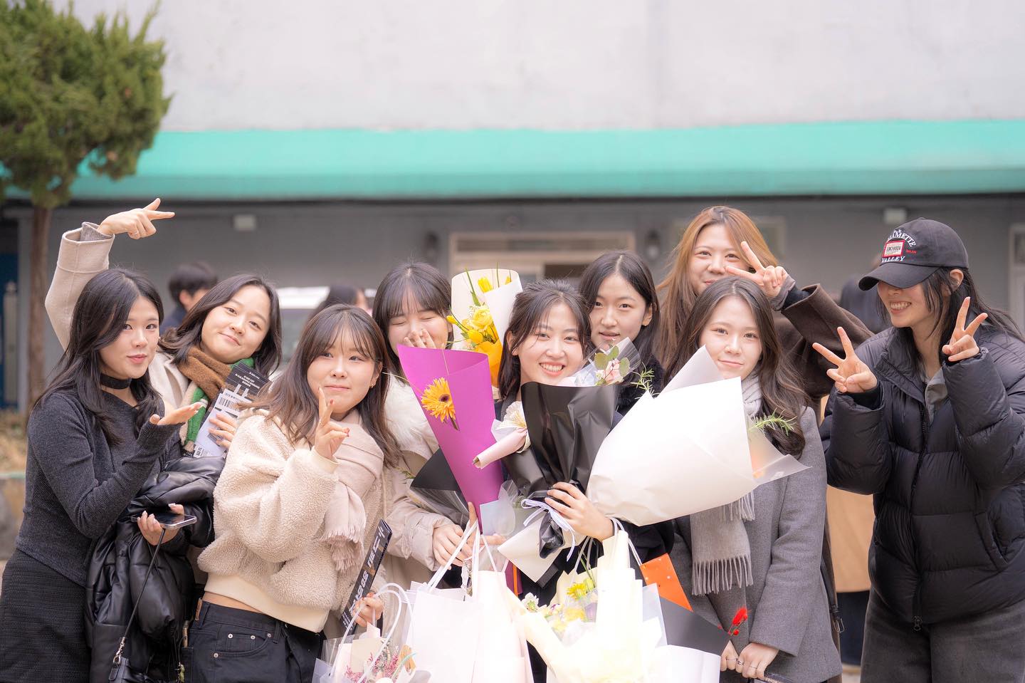 축) 졸업 ! 🎓

.
.

소중한 우리 동기들, 교수님, 선후배님들과 함께한 우당탕탕 4년, 많이 배우고 미완성된 아름다운 청춘의 한장으로 기억하고 갑니다. 시작과 끝 언제나 옆에서 응원해주는 엄마 아빠 그리고 깐부들 늘 고맙고 사랑함다

이제 다시 새롭게 요이 땡_!