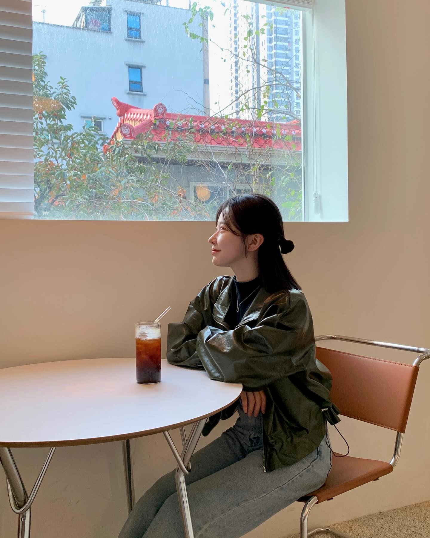 예쁜 동네 카페 발견 ! 그리고 작고 귀여운 마음🤎

제가 착용한 제품은 #헤브무드 의
“크롭 집업 레더 자켓” 카키 컬러입니당🌿

✔️이번 달 26일까지 🖤블랙 프라이데이🖤 이벤트로
전 상품 10% 할인중이니까 얼른 구경가세용~!~!~!~!! (๑˃́ꇴ˂̀๑)

🧣havemood_diary
#여자쇼핑몰추천 #가을코디 #겨울코디 #아우터 #레더자켓 #ootd #daily
