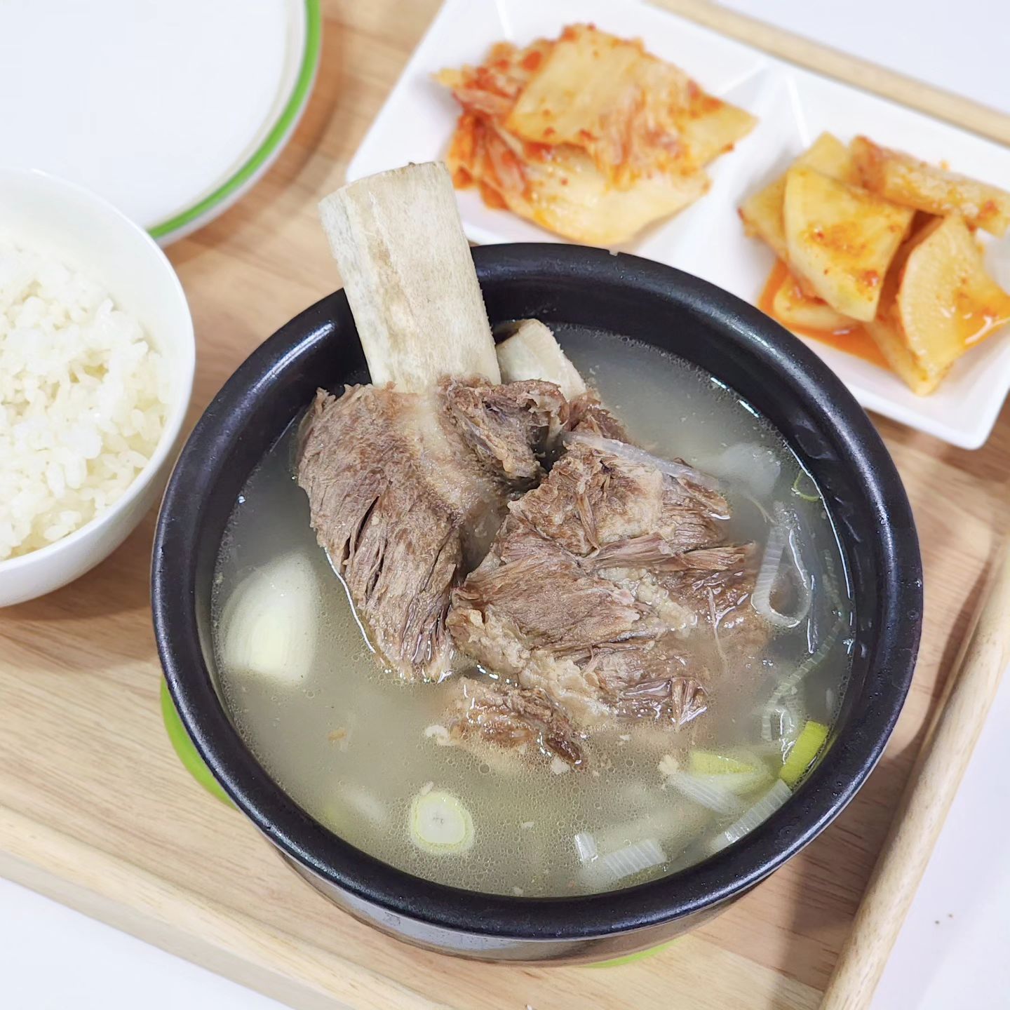 영하 14도까지 내려가는 겨울이라 
뜨끈한 국물 생각나는거 저만 그래요?🙄

집밖은 위험해!
갈비탕집까지 찾아갈 필요없음! 

오랜시간 진국으로 끓여낸 육수에 
그릇이 넘칠만큼 가득 들어있는 
갈비살 넉넉히 붙어있는 갈비대까지 

갈비탕밀키트면 내 집이 맛집😍

살은 또 얼마나 잘 발라지는지, 
그냥 살짝 잡으면 호로록~~~

갈비도 넉넉하게 들어있어서 
국자에 꽉차는거 있죠?! 

질기지 않고 담백하고 고소한 
소갈비 맛이 그대로 살아있어서 
얼마나 맛있었는지 몰라용 껄껄 

취향에 따라 당면, 칼국수, 떡 넣어서 
더 푸짐한 일품요리로도 변신가능 💕

#나의하루세끼밀키트 #나의하루세끼 #집밥 #캠핑음식 #캠핑밀키트 #국물요리 #캠핑국물 #냉동갈비탕 #간편한갈비탕 #갈비탕밀키트