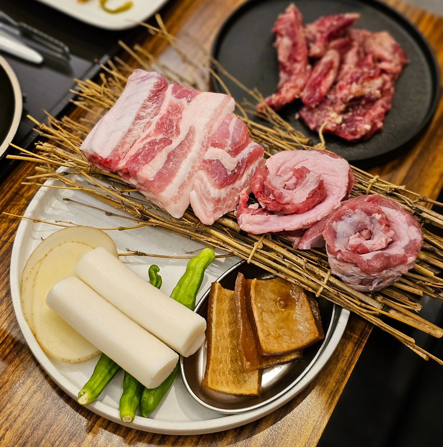 .
인천 나들이갔다가 
동생이 추천한 고기집으로 go~🥩🥗
뼈째 나오는 #뼈삼겹살 로 줄서서 먹는다는 
#인천서구맛집
.
곁들여 나오는 구성과 플레이팅까지 예사롭지 않았는데 
여기 #돼지생갈비 원육이 일단 다름 👍👍 
파는것보다 맛있는 찐한 #한우순두부찌개 
서비스로 나오고 🥘
발효 찬들도 하나같이 손맛 가득^^
#양념소갈비 랑 #한우깍두기볶음밥 도 무족권 필수로 먹어야하는^^
.
.
#인천검단맛집
#검단신도시맛집 
#인천검단신도시 제대로 맛있는 고기집 찾는다면 
#만정갈비 👌
.
.
.