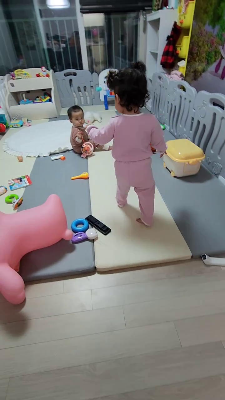 우리 슬아는 착한공주~
10개월차이나는 동생같은 친구한테
까까도 주고 아이쁘다도 해주고~
울애기 최고!!
#흑호랑이띠딸 #육아스타그램👶 #천안맘 #천안공동육아 #울애기는착한애기 #내새끼💕