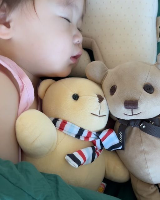 Moon on Instagram: "#광고 #아이누오아기베개 제품을 받아보니 목받침이 3개 들어있어 12개월~3세, 3세~5세, 5세 이상까지 사용 가능해요 제품이 소재별로 구분 되어있고 색상이 다양해요 무엇보다