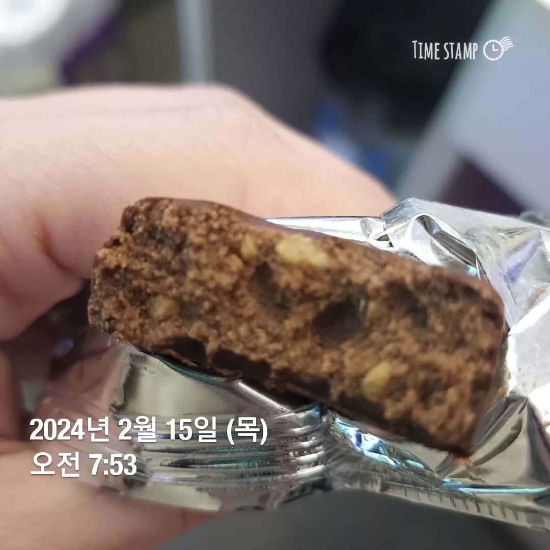아침밥 대신 간편하게 들고 출근~ 
꾸덕한 캬라멜과 경과류맛이 너무 달지않고 맛있네요😆
당은 6g으로 적은데 단백질 12g과 식이섬유 4g이 들어가있고 하나 130kcal로 낮은거 치곤 먹고나면 든든해서 좋아요.

#이지한3일 #이지한3일챌린지 #새해건강챌린지 #이지프로틴멀티단백질바 #건강 #식단 #아침대용 #맛있는프로틴 #프로틴바 #TEAM_MULTI #이지프로틴 #단백질바추천 #협찬