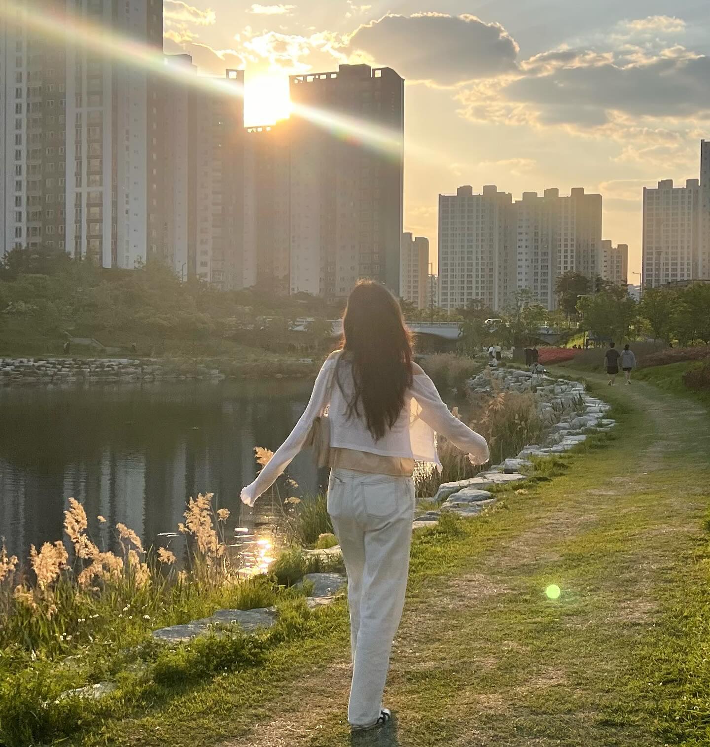 해가 쨍쨍해요 왜냐면 기분이 좋기때문이에요