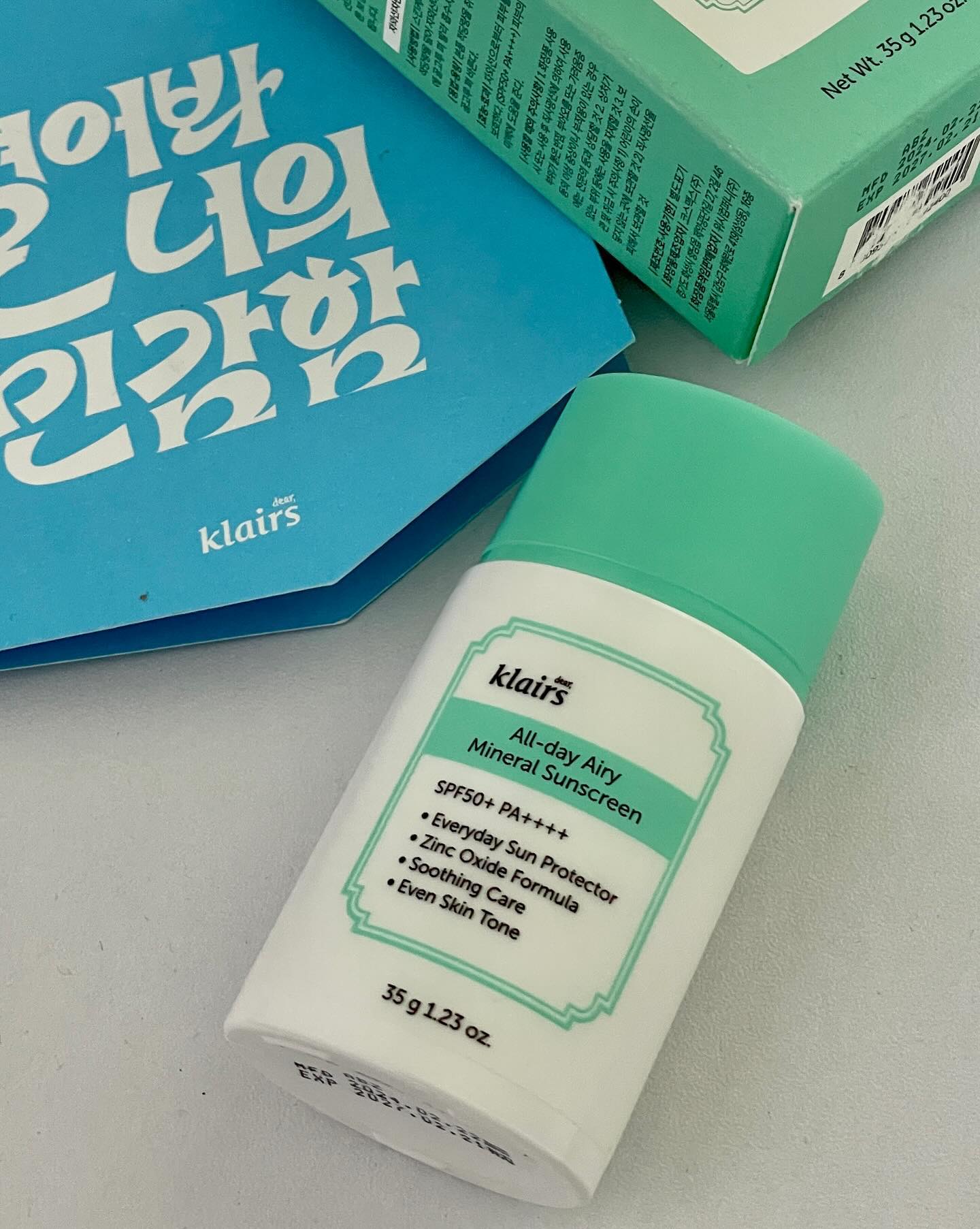 #제품제공
선크림은 365일 필수죠! 
이름처럼 산뜻한 ‘올데이 에어리 무기자차 선크림’ 💦

▶️자외선 노출로 인한 피부 손상 예방효과
▶️안 자극 인체적용 시험 완료
▶️민감성 밀착 자극 테스트
▶️여드름성 피부 적합
다양한 인체 적용 시험을 통과한 제품이라 더욱 믿고 쓸 수 있어요 ㅎㅎ
베이스 메이크업 전 밀림 없는 선크림 찾고 계신 분들께 너무 추천 드려용❤️

저도 요즘 매일같이 사용중인 선크림이랍니다 👍🏻

4/14까지 성수에서 팝업도 열고있다고 하니 직접 가서 사용해보시는거 추천드려요!!😘😘

#클레어스#klairs #선크림#선크림추천#무기자차#썬크림#민감자차선크림 dear_klairs #loveklairs