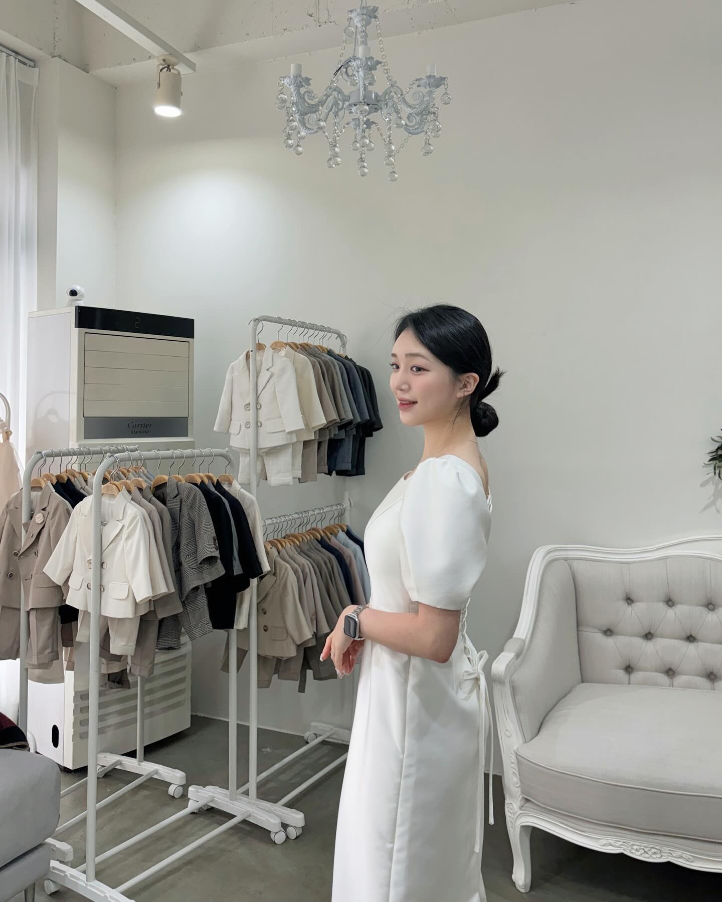 ʜᴏɴᴇʏ ʙᴀʙʏ
이현이 이모가 3월의 신부가 되어요👰🏻♀️💍
본식드레스 셀렉도 저랑 같이 갔는데 ㅎ,ㅎ 제가 결혼할 때랑은 예쁜 드레스 기준이 좀 바뀌었더라구요👀 요즘은 머리장식도 안하는게 트렌드래요🫢 깔끔한 느낌의 드레스가 너무 잘 어울리는거 있죠! 본식드레스와 식장 모두 깨끗한 느낌이다보니 2부드레스 선택에 고민이 많은 것 같더라구요! 그러다가 제가 돌잔치때 진행한 맘드레스 업체를 추천하게 되었어요 honeybaby_dress 인데요, 제가 돌잔치하면서 입어보니까 이거 웨딩에도 손색없겠다고 느꼈었거든요!! 이름은 맘드레스지만 막상 입어보니 정말 찰떡! 되려 과하게 화려한 드레스샵 2부드레스들보다 예쁘다고 느꼈어요❤️ 새신부도 만족하며 셀렉했답니다🥳 다음달 이현이의 화동수트와 같이 입을 거 생각하니 대리 설레는중입니다,,,🤭
#돌드레스#허니베이비#수원돌드레스#동탄돌드레스#수원돌복#동탄돌복#용인돌드레스#분당돌드레스#광교돌드레스#용인돌드레스#2부드레스#2부드레스대여#2부드레스추천