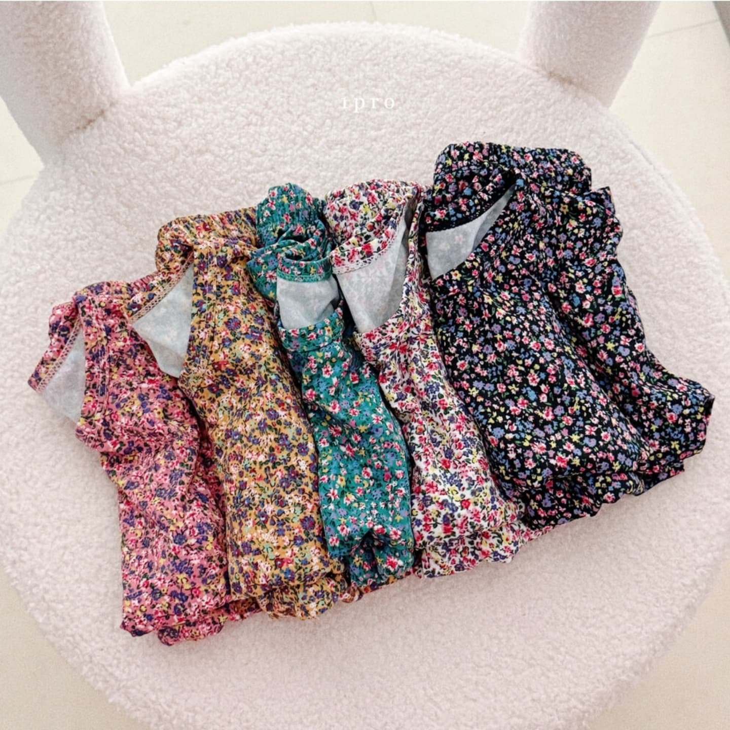 꽃할미히텍 open🛒

작년에도 인기많았던 히텍! 올해도 돌아왔습니다

겨울실내복으로는 히*텍이 최고인거 아시죠?

가볍지만 따뜻한 실내복ㅎㅎ

피부에 닿는 촉감이 매우 부드러워서

예민한 피부의 아이들도 하루종일 편하게 입을수으며

섬세한 피치기모로 우수한보온성과 신축성있는 소재로 제작했습니다.

KC인증원단 / 보풀없어용 (후기사진첨부)

원단, 공임 모두 오른 이시점에 정말 착한가격으로 준비했으니

공구기간에 꼭 챙겨주세요

⚖️사이즈 : 3호, 5호, 7호, 9호, 11호 / 13호

🌹꽃 (널널핏) : 검정, 아이, 노랑, 그린, 핑크

🌐공구일정 : 10/3 (목) - 10/9 (수)

🚛발송일정 : 10/21(월) - 10/29 (화)

+리오더시 평일 3일지연

주문은 디엠이요