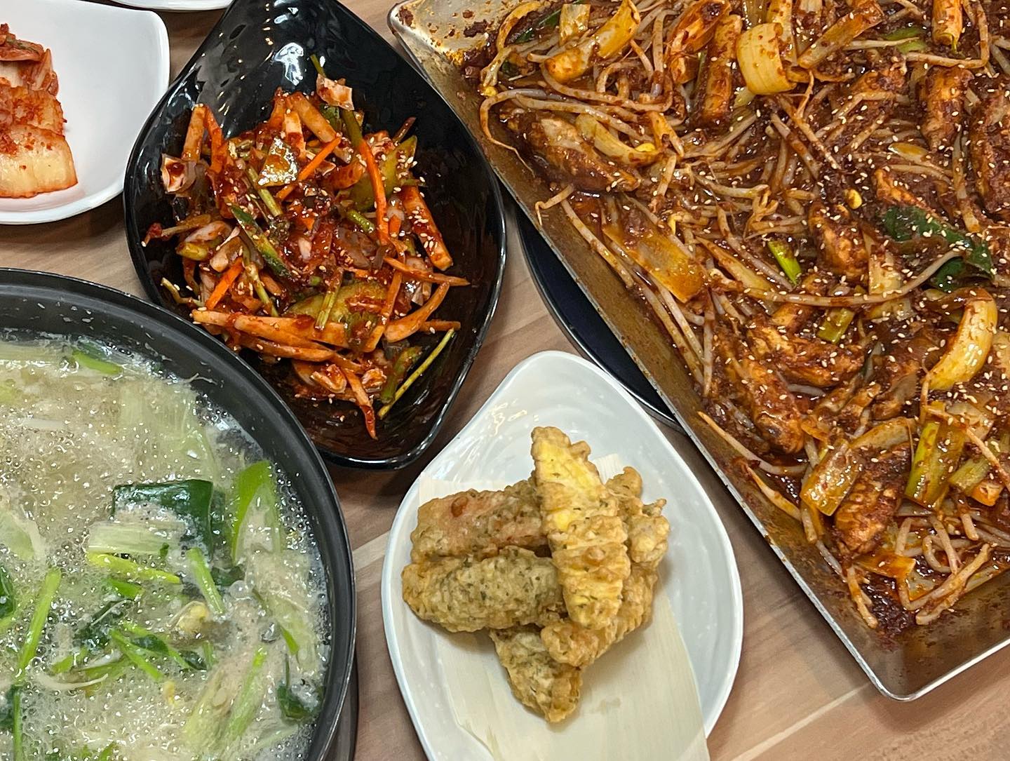 📍미성복어불고기

🐡

복지리탕, 복불고기, 복튀김, 복껍질
다양한 복어요리가 나오는 복코스를 먹어봤어요:)
처음 먹어보는 복어요리인데 맛집 당첨🫢

🍽️
-지리탕은 콩나물의 시원한 맛이 주류를 부르는..♡
-복껍질 무침은 복 식감도 좋고 양념도 상콤달콤! 야채도 신선했어요
-복튀김은 그냥 맛있어🫠
-복불고기는 너무 맵지않게 적당하게 달고 매콤했고 아삭 콩나물이 식감을 더해서 맛나요! 복어도 푸짐하게 들어있는건 당연~

연말, 연초 모임 어디가지 고민 중이라면 미성복어불고기로~
어른들도 너무 잘 드셔요😆

호불호 없이 누구든 맛있게 먹을수 있는 앞산맛집

☑️위치 _ 대구광역시 남구 앞산순환로 369
☑️영업시간 _ 월~일 10:00-22:00
☑️브레이크타임 _ 15:00-17:00