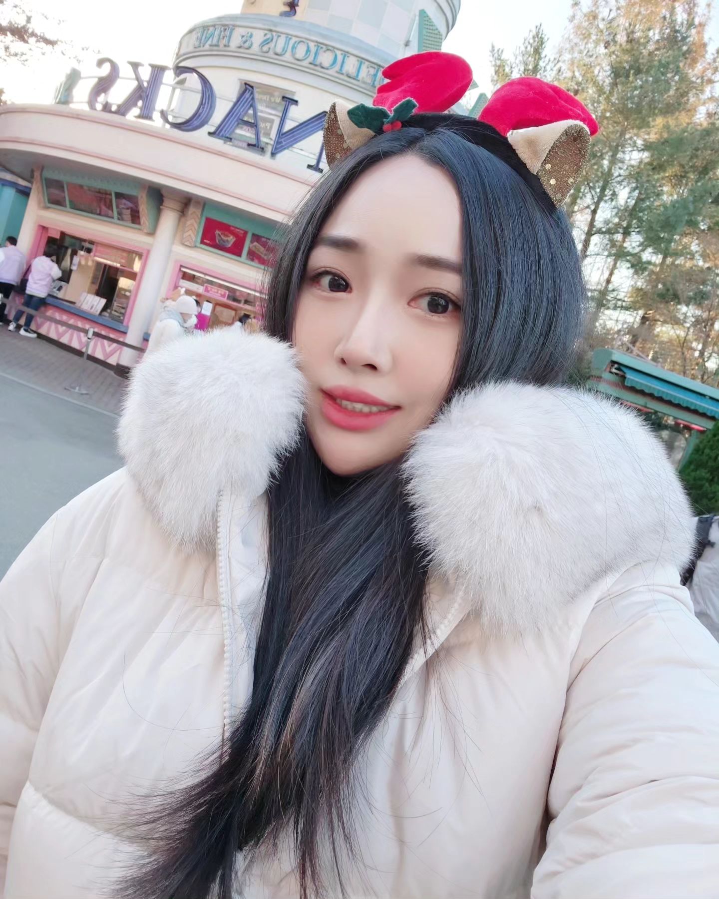 이러다가 진짜 루돌프되겠다🎈#너무추워 #루돌프빨간코 #내가웃는게웃는게아니야
.
.
.
.
.
.
.
.
.
.
.
.
.
#selfie#셀스타그램#얼스타그램#유튜버#크리에이터#일상#소통#맞팔#팔로우#follow#followback#daily#오오티디#ootd #셀기꾼 #좋아요 #애버랜드 #selca #selstagram #influencer #에버랜드 #follow4followback #followbackalways