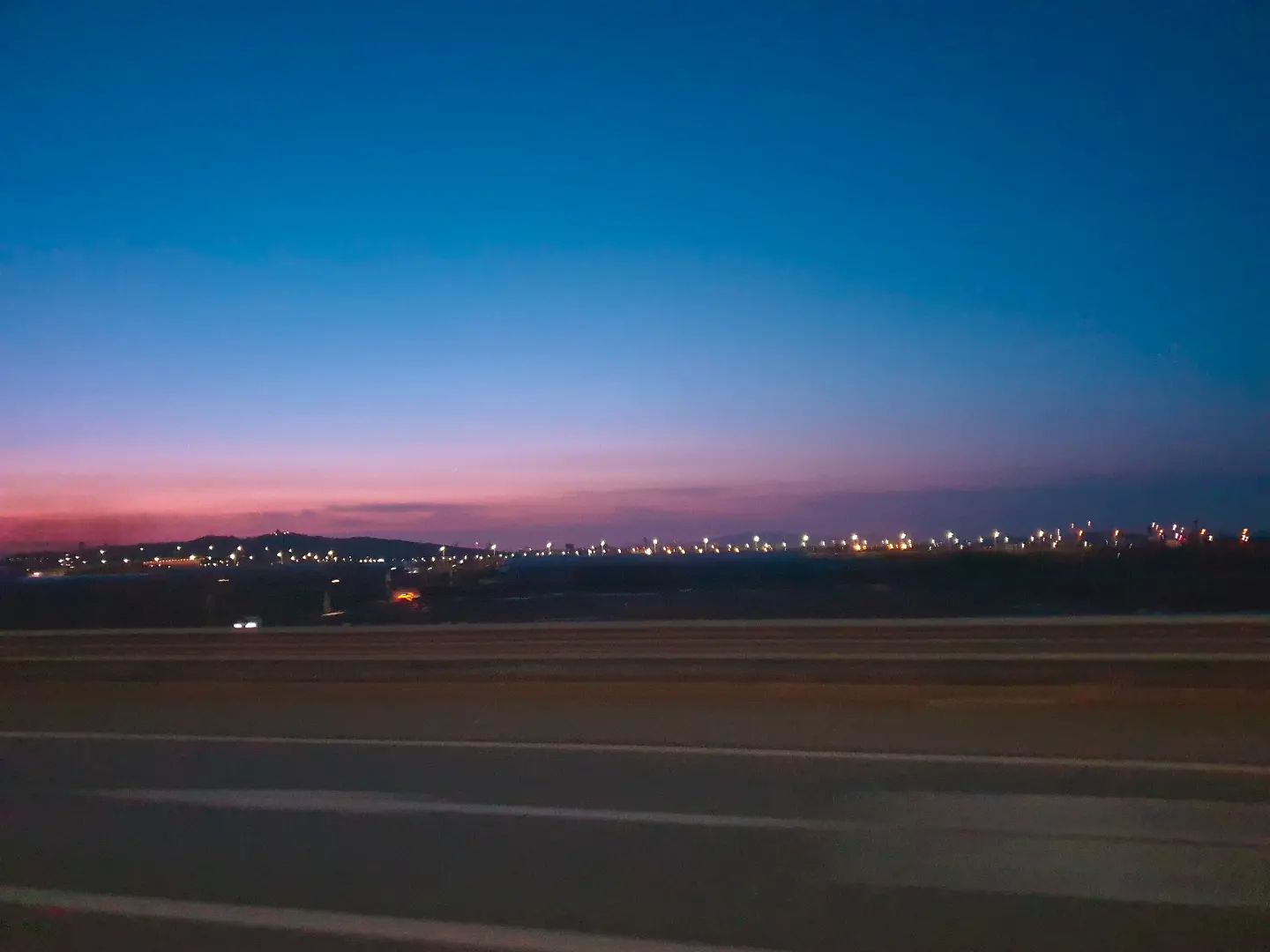 (가족여행 편)
비행기 타러 김포공항 으로 가는 중 찍은 노을 사진
#취미 #사진계맞팔 #선팔환영 #사진가06 #인천사진작가 #가족여행 #제주도