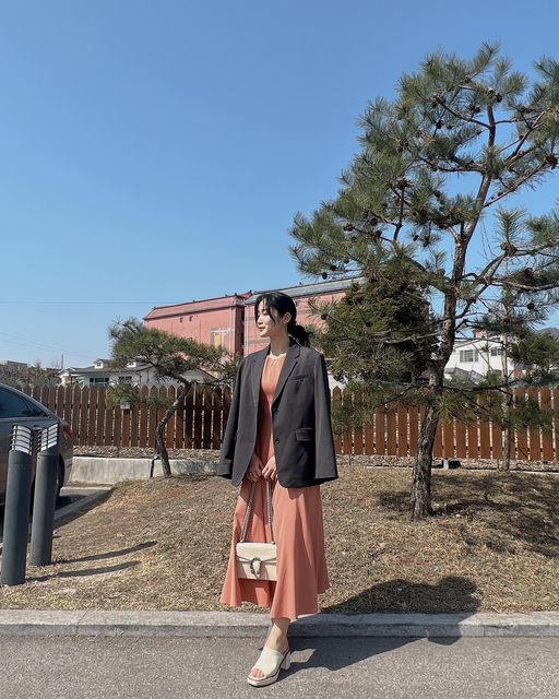 고은별 on Instagram: "#협찬 #광고 
.
.

피에뮤에서 봄신상이 나와서 입어봤는데 어떤가요~? 👗
이런 핑크핑크한 원피스는 태어나 처음이야😝
배송으로 받아봤는데 배송 포장 상태 역시 고급스러운 
여성 전문 브랜드답게 너무 
깔끔하고 보관하기도 쉽게 오더라구요
저는 오늘 결혼식장에 참석할때 그레이 자켓과 코디했는데 깔끔하고 롱한 기장 때문에 단아하고 여성스러운 분위기 뿜뿜💕
롱한 기장이지만 허리라인이 딱 잡혀있어 라인이 예술이에요
원단의 텐션감도 좋아서 활동하기에도 너무 편해요! 
(뷔폐 많이 먹어도 편함) ㅋㅋ..
얼른 더 따뜻해져서 원피스 하나만 입고 벚꽃구경 가고싶어요 
컬러는 네이비와 옐로우도 있어요!
.
.

여성분들 피에뮤 공홈에서 예쁜 봄옷 득템하시길바래요 ✌️

#피에뮤 #piemuu #피에뮤원피스 #봄원피스 #날씬원피스 #하객룩원피스 #몸매보정원피스 #이쁜원피스 #운동선수 #배드민턴
#데일리 #데일리룩 #여성옷 #여자옷 #모델 #브랜드촬영"