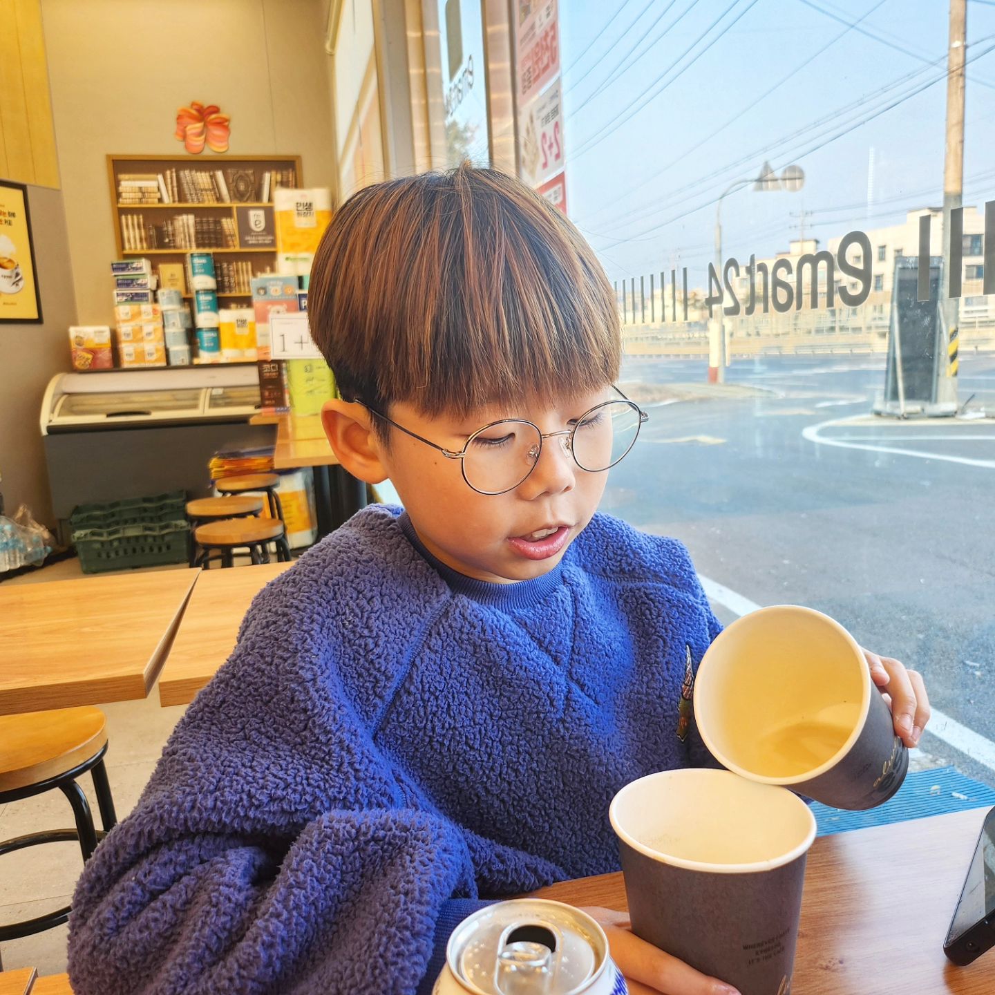 큰아빠 편의점와서 용돈도 받고~
과자도 먹고~ 👍👍
 

 
#즐거운설날