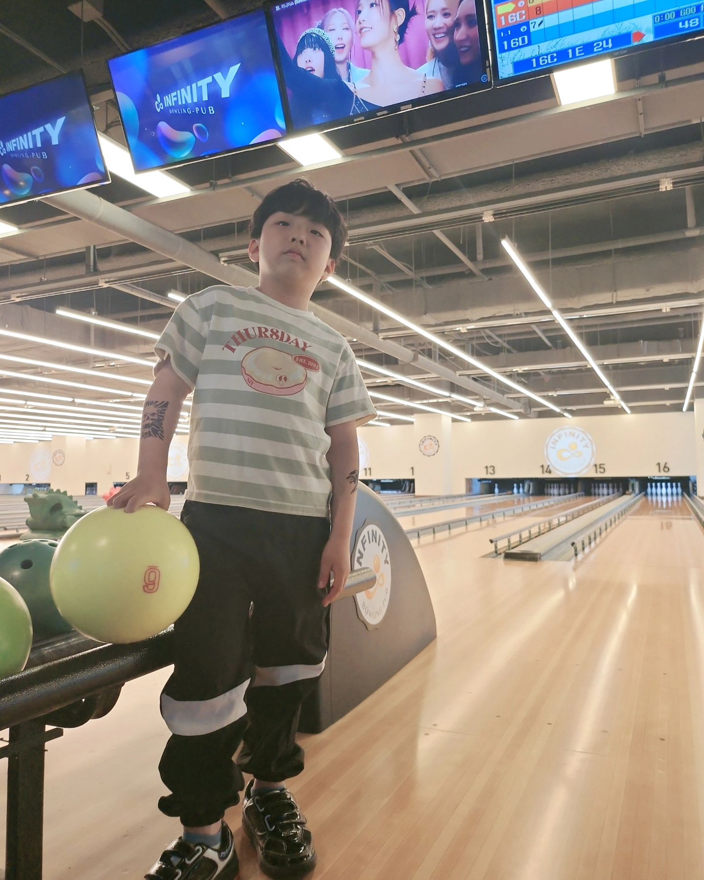 볼링장첫방뮨 ㅋ 
한게임치더니 또치자고 
두게임째들어가니 스트라이크도 하고 잘하네 우쭈쭈
공무거운 아가들위해 굴릴수있는 공룡이도 준비되어있음😜
근데이런데오면 왜 맨날 먹자는거야🍔🍟🍕🌭
.
.
.
.
.
#웅진플레이도시 #키즈볼링장 #웅플볼링장 #인피니티볼링장 #나들이장소 #부천볼링장 #부천키즈볼링장