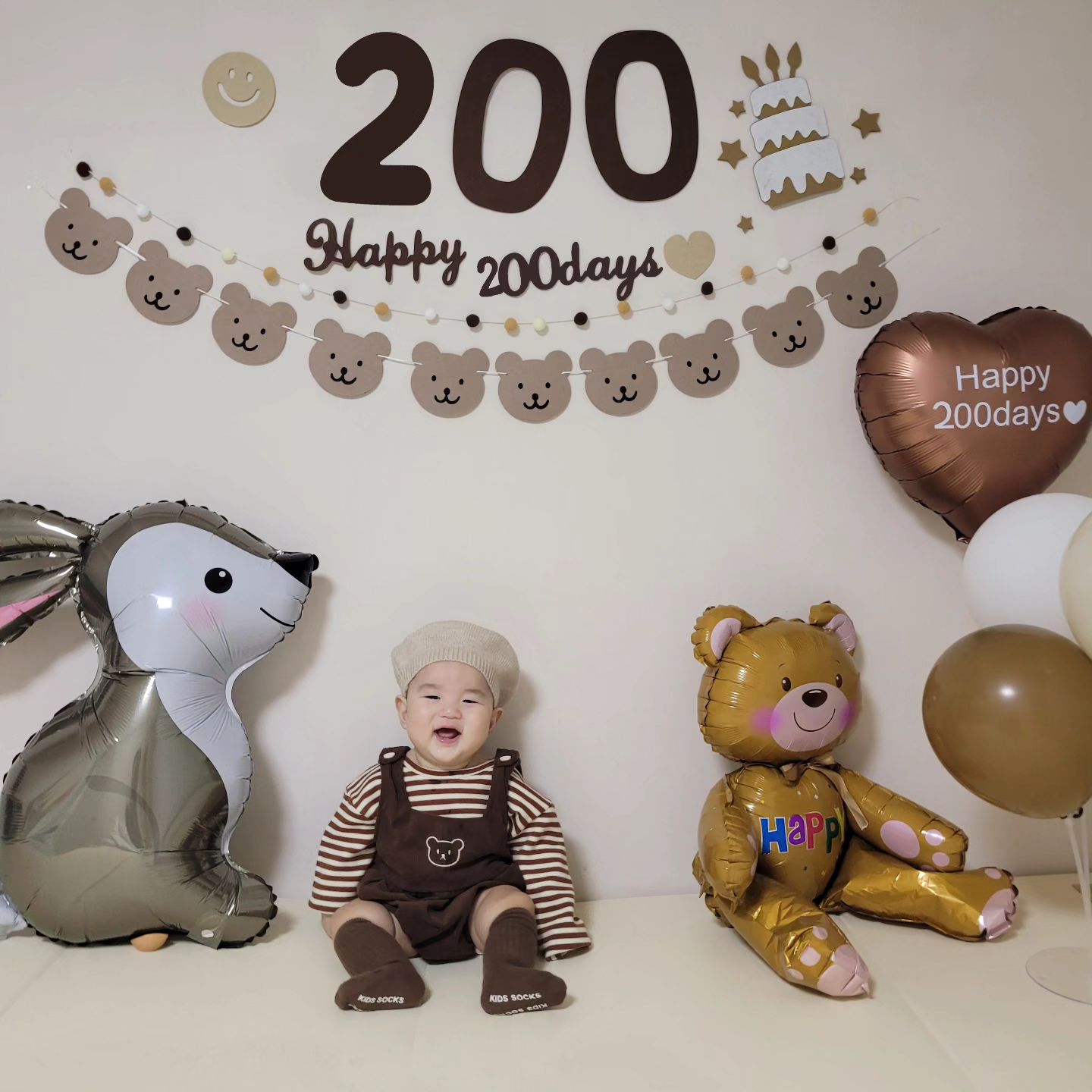 우리 아들 건👶🏻
200일 축하해
.
50일도 100일도 200일도 
엄마가 모두 준비했었다는거 알아둬 ㅎㅎ
앞으로도 추억가득한 사진들 많이 남겨줄게

무럭무럭 건강하게만 자라다오🌱

#육아 #육아스타그램 #육아인스타 #육아맘 #육아맘그램 #육아맘일상 #육아공유 #아기일상 #맘스타그램 #아들맘소통 #인스타베이비 #아들바보 #baby #babystagram #200일셀프촬영 #200일아기