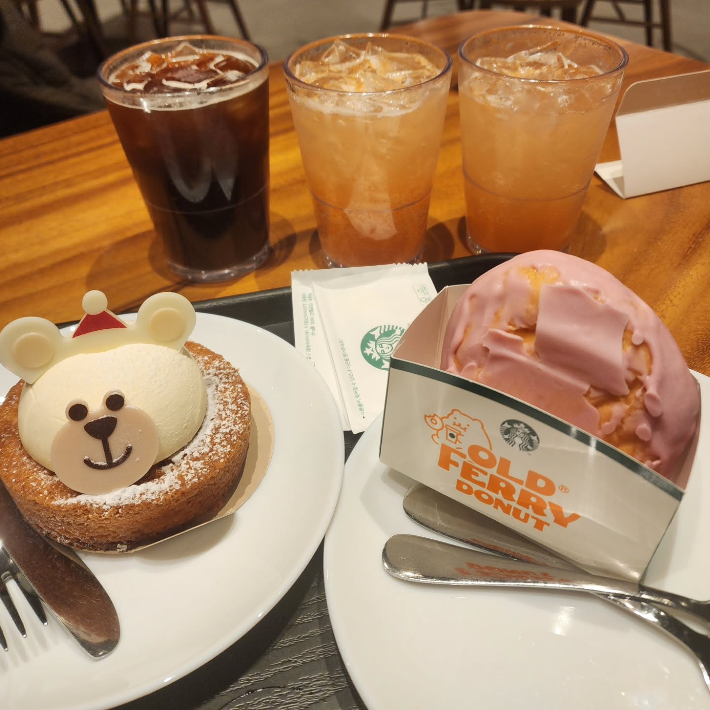 #비내리는밤에☔️
어쩌다 #스벅한잔

저녁먹고 집에 오는길
급급 #달달구리충전😋

커피 마시고 싶었지만🥺
이미 두잔이나 마셨기에
#라이트핑크자몽피지오

그리고 평소 궁금했었는데
형부덕에 맛보게 된 디저트

#산타베어리스타케이크
#ofd더블베리크림도넛

보기에 예뻐보이는 케이크
보기만해도 달아보인 도넛

둘다 먹어보니 #진짜달다 😅
요건 아메랑 먹어야 덜달듯😉

배부른 상태에서 먹어 더 달았지만
덕분에 #맛있게잘먹었습니다🙇‍♀️

#스벅 #이밤에스벅 #제대로당충전
#커피대신에이드 #디저트타임🍰☕️
#저녁모임 #카페는필수 #일상기록✏
