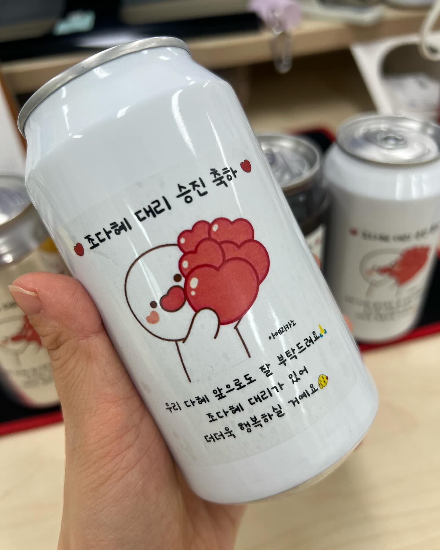 🧃🧃🧃

#자랑 좀 해야게뚜 🥹🥹😭💛

지뿡언니 다짜고짜 전화해서
사무실 1층으로 가라고
(???) 하면서 내려갔더니
택배아저씨가 무심코 (왜이제오냐)
던져준 상자한박스…🙃

열어보니 연옌이나 받아볼듯한
커스텀음료가 맛별로 들어있는ㄷㅔ
진짜 조금 (많이) 부끄럽지만
기분이 왕왕 좋아서 날아갈것같드아!👍😍

j1b0ng 언니체고🥹🫶🏻🥹
어깨 이뽜이 올라갔으니
더열심히 잘하께❤️❤️❤️ 라뷰라뷰!
#고맙습니다🙏🏻 

#나의원동력 #도플갱어 우리언니 🌈🌈🌈
#언닌감동이었어💖 

(주소는 어찌 알았을까 #이벤트여왕 )🔥

#출근 #사무실