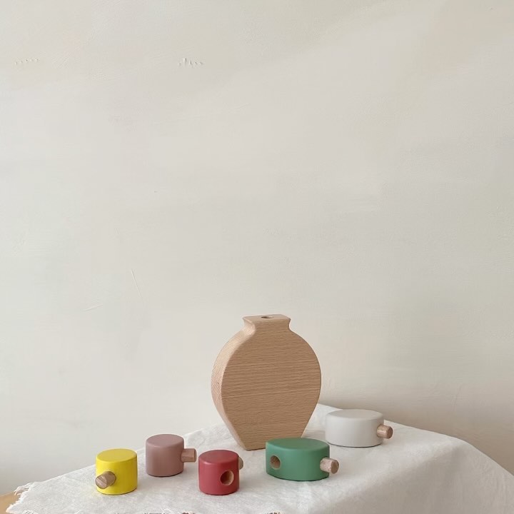 Flowerpot Toy ꕤ 

아주 간단해 보이지만 구멍 순서도 인지해야하고,
빼고 끼울 때 소근육을 꽤 많이 쓰는 교구 !

교구로도 좋지만
아이방 감성 한스푼 담은 소품으로도 너무 좋아요 ♥ 

 
 
 
gamseongbubu 
gamseongbubu 
gamseongbubu 
 
 
 
#감성부부#감성부부마켓
#원목교구#아기방꾸미기