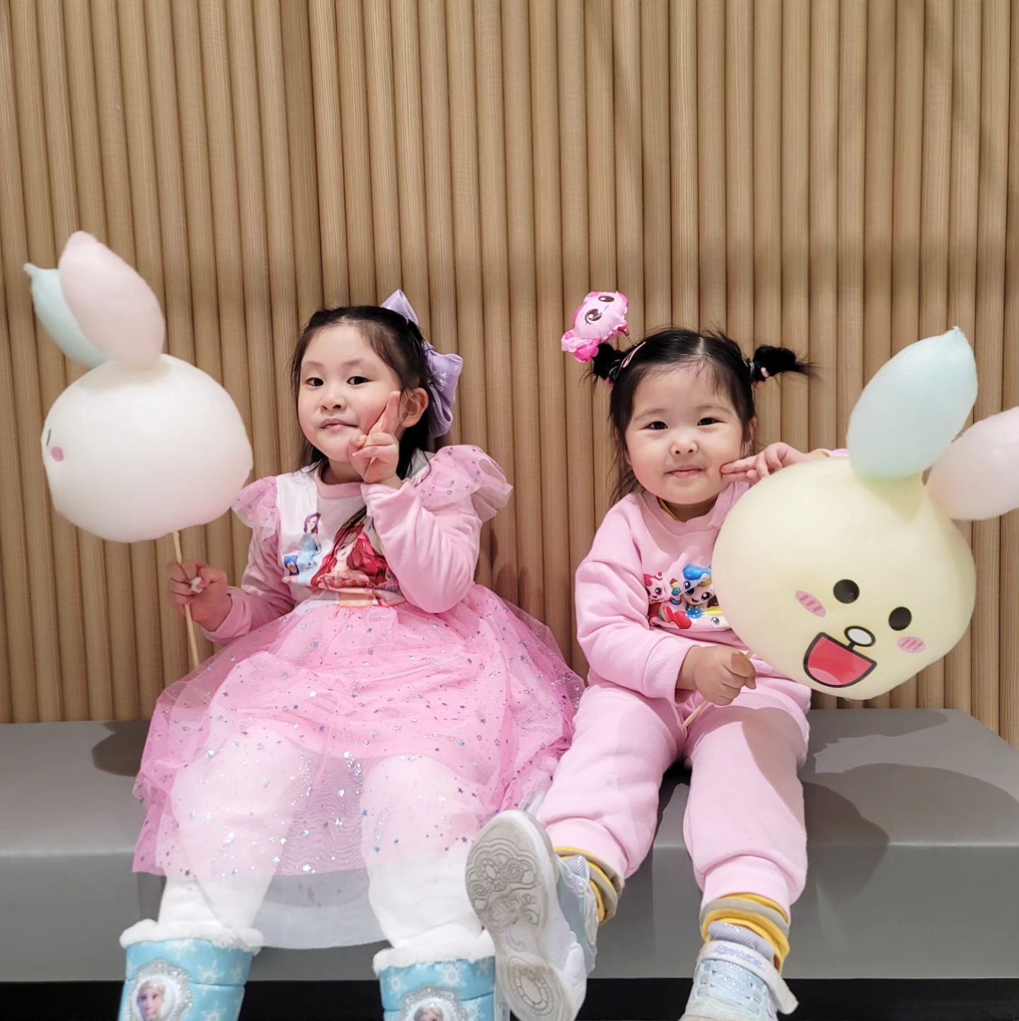 #단짝친구 #연말모임
⠀
겨울 방학 기념으로 친구네 가족을 초대했어요~
엄마들도 친구인데 딸들도 친구, 남편들도 마음이 잘 맞아서 모두의 사심을 다 채울 수 있는 만남😆💕
⠀
이나는 키즈카페에서 친구랑 신나게 놀고 저녁엔 집에와서 장난감으로 신나게 놀고 엄마아빠들은 신나게 수다떨고 새벽에 코노까지 🎵
⠀
연말 원없이 놀고 먹는 시간이었어요😆
⠀
벌써 24년 새해가 되었네요 모두 새해 복 많이 받으세요~❤️
⠀
⠀
#주렁주렁 #주렁주렁동탄 #키즈카페 #겨울방학중 #단짝가족 #또놀러와 #연말파티 #행복한새해되세요 #새해복많이받으세요