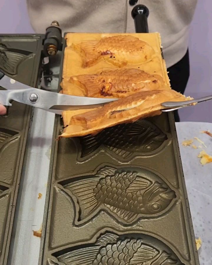 🌟 떼구루 붕어빵의 다양한 맛과 즐거움! 🌟

1. #누텔라붕어빵 🍫🐟
👉 달콤한 누텔라와 쫄깃한 붕어빵이 만나, 입안에서 신난 느낌! 달콤한 중독성에 빠져들게 될 거에요. 🤤🍩

2. #슈크림붕어빵 🍦🐟
👉 부드러운 슈크림과 고소한 붕어빵의 환상적인 조합! 한 입 베어보면, 부드럽고 달콤한 맛이 가득 퍼져나올 거에요. 🍰✨ 

3. #피자붕어빵 🍕🐟
👉 이게 붕어빵이라고? 신선한 토마토, 피자 치즈, 햄이 가득! 피자의 풍미를 떼구루 붕어빵으로 만끽하세요. 🍕😍

4. #왕치즈붕어빵 🧀🐟
👉 치즈의 풍부한 향과 붕어빵의 겉바속촉함이 최고의 조합! 입안에서 치즈의 신비로운 맛을 느껴보세요. 🤩👑 #떼구루왕치즈

이제 여러분도 떼구루의 다양한 맛을 즐겨보세요! 🌈🍭 

#떼구루군산수송점 #군산수송동붕어빵 #군산붕어빵 #군산수송동디저트 #군산수송동탕후루 #군산탕후루 #군산수송동맛집 #군산수송동디저트맛집 #군산수송동근처붕어빵 #군산맛집 #군산맛집추천