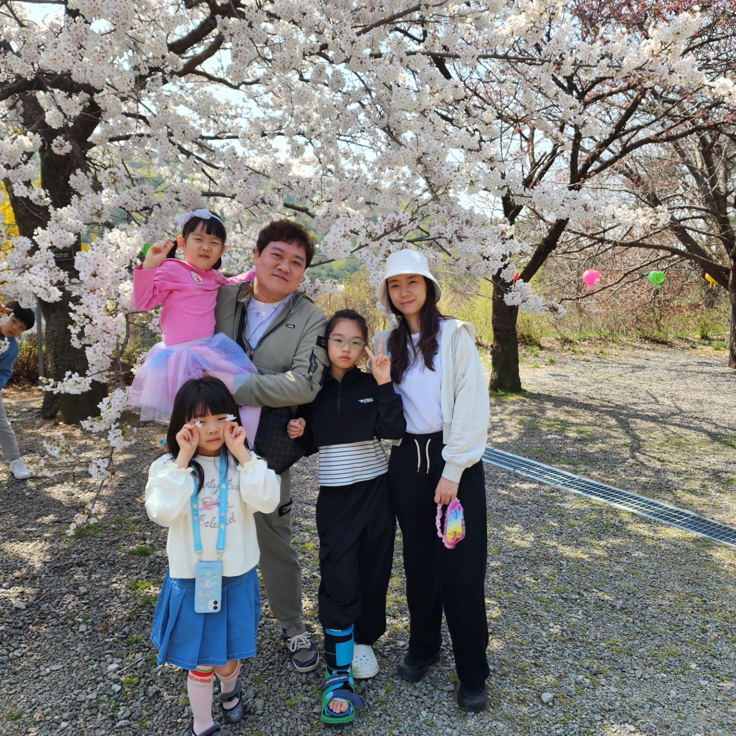 얼마만이야😆
날씨도 꽃도 반겨주는중🤗
#천안팀 #주말 #각원사🏯
#벚꽃 #신나신나🎶