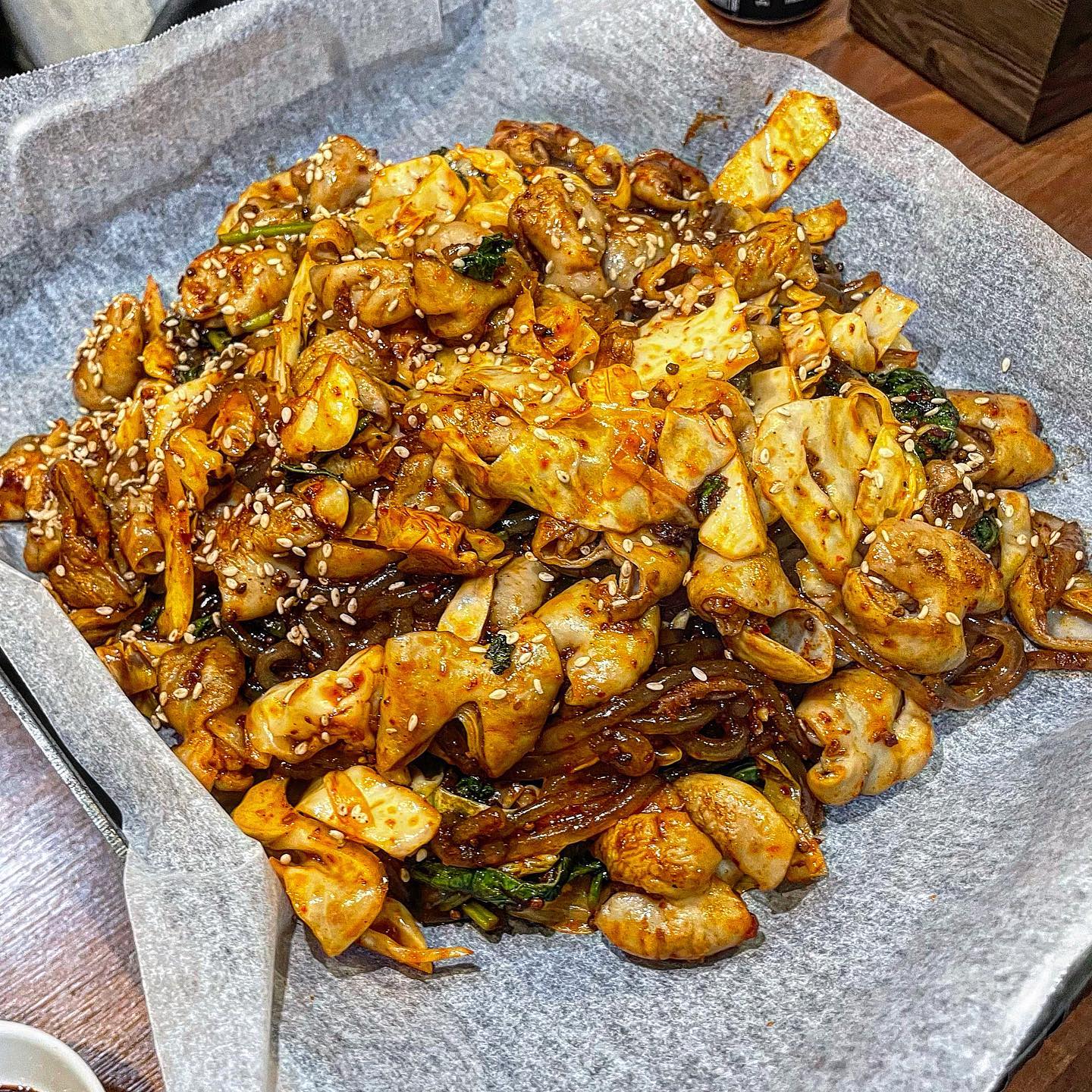 #땡초곱창 #한성대입구역맛집 

야식으로 먹으면 더 맛있는 야채곱창,,✨✨
오늘은 한성대입구역에 위치한 땡초곱창을 방문했어요!!
여기는 저희 가족이 제일 좋아하는 JMT 야채곱창집이에요 🥩🍖

여기 야채곱창은 탱글탱글하고 냄새도 안 나고 고소하면서 쫄깃~~한게 ,, 진짜 너무 맛있어요 🌶️🥩
양념도 적당히 매콤하면서 두툼한 당면과 깻잎이랑 같이 먹으면 진짜 극락이에요 🍜🥬
쌈에 당면이랑 곱창이랑 마늘에 양념장 콕 찍어 먹으면 진짜 입안 가득 행복해요 ,, 🤤🤤🤤
미역국을 주시는데 이것도 요물이에요 ,, 살짝 식었을 때 같이 먹으면 더 맛있는 건 안 비밀 🍲🍲

그리고 계란찜은 필수입니다.🍳🥚
매울 때 부드러운 계란찜 한입 먹어주면 싸악 내려가요🌶️🌶️👅

마지막에는 치즈볶음밥 필~~~~~수 입니다,, 🧀🧀🍚🍚
쭉 늘어나는 치즈볶음밥 위에 곱창 하나 올려먹으면 최고예요,,🍚🧀🥓
그리고 마지막에 누른 볶음밥과 치즈가 하이라이트,,⭐️
배불러도 계속 들어가~~🤤🤤🤭🫣

@@나랑 야곱 먹으러 가za🤫

💛매장:땡초곱창
💛주소:서울 성북구 삼선교로 33
⏰<일, 월 정기휴무>

메뉴판📋
-야채곱창 1인 12,000원
  2인 23,000원
🍯(다른메뉴와 반반도 가능해요!)
-치즈볶음밥 4,000원