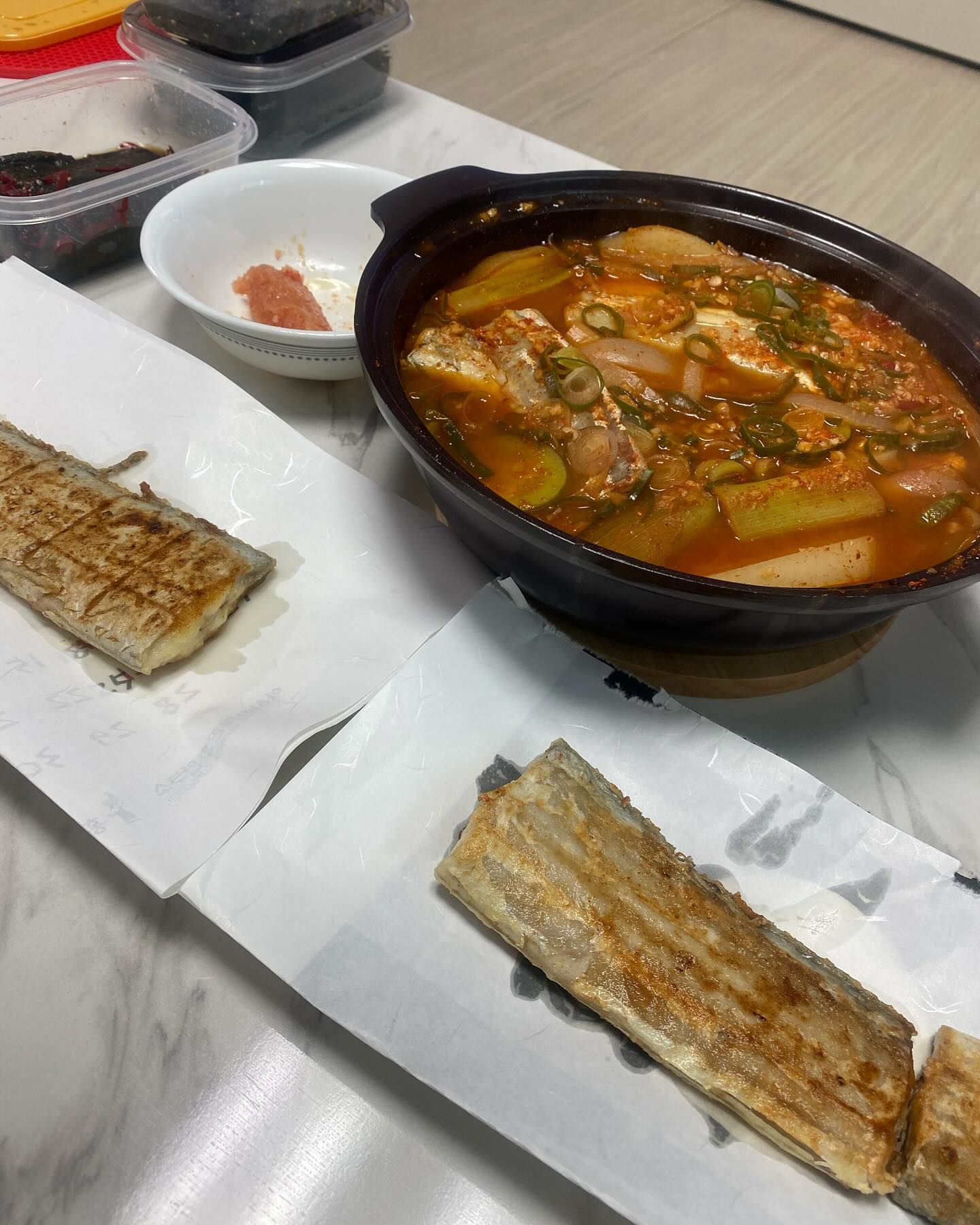 🐠
알콩이 달콩이 챙겨주는건 우리방개오빠 밖에없땅😻♥️
첫제주도 여행가서 맛있는거 많이 사먹찌🥺🥺🥺
우리꺼까지 챙겨줬웅,,. 새벽에 깨워서 노래방 켜달라고하면
화안내고 켜줄겡 오빠 고마워용♥︎♡♪
퇴근하자마자 알콩이의 요리실력 발휘 ㄲㅑ>_<🎶🎵♪♪
맛있게 잘머거뚭니댜🩷😘🩷
