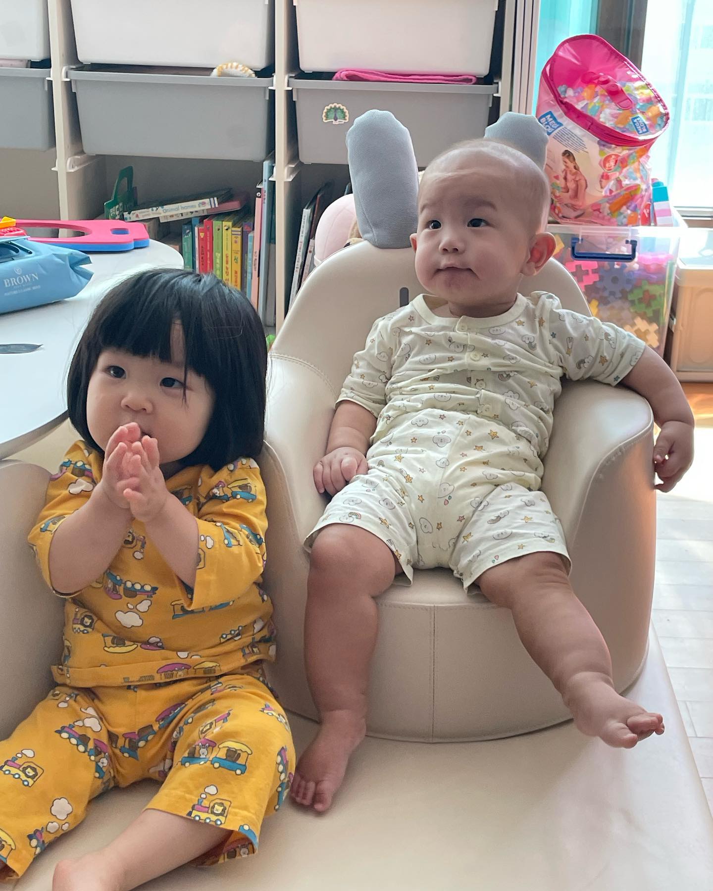 친척누나 쪼쪼안이네💕
무려 애착토끼의자를 양보해줬다 !!
아가, 아가 부르면서 쳐다봐주고 놀아주는 거칠지만(?) 따스한 쪼안누나 또 만나요〰️🎀