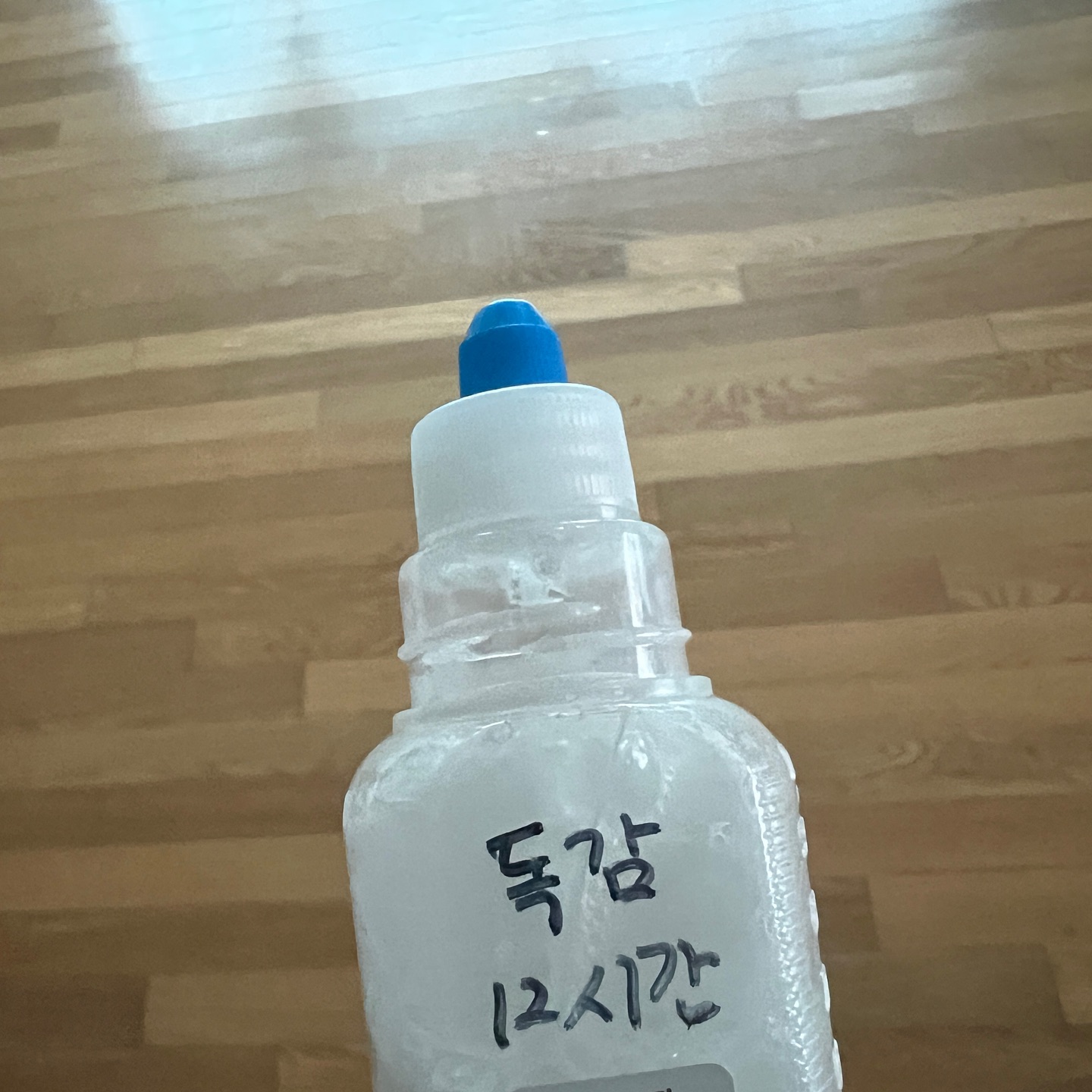 오랜만에 보는 #타미플루
어제 저녁부터 밤새 39도 고열에 시달리던딸램
아무래도 독감같아서 오늘도 병원 오픈런 했어요
결과는 #B형독감 ㅠㅠ
타미플루 수액은 안맞겠다고 울어서
해열주사만맞고 약으로 지어왔네요
그래도 이제 열은 내렸어요
12시간 시간맞춰 약먹이기 시작
근데 약먹으니 속이울렁거린다는데
많이들 그런가봐요 
그래서 수액 맞히려고 한건데ㅠㅠ