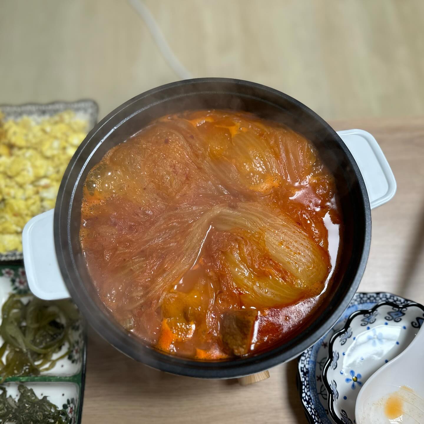 #광고
🍲 꼭이밥상 통 돼지고기 김치찜
🐽 통돼지고기와 숙성묵은지의 조합!

🔥 해동후 끓이기만 하면 완성되는 초간단 간편식 김치찜으로,
냉동실에 쟁여두었다가 맛있는 식사 한끼로 최고에요.👍🏻
4인가족도 든든하게 먹을수 있는 양이라규요!👏🏻👏🏻

🔥 부드럽고 식감좋은 돼지 앞다리살만을 담았으며,
적당히 매콤하여 맵찔이인 저도 너무 맛있게 먹었어요. 국물도 깔끔!
두툼한 고기 한덩이로, 두부와 대파, 양파도 추가하여 더 푸짐하게👍🏻

🔥 저희 부부가 정말 많이 먹는 편인데도 양이 너무 많아
이틀을 나눠 먹었지요! 다음날 먹어도 너무 맛있단 말이죠~?💖

🔥 맞벌이부부라 매번 저녁 만들어 먹기 힘들어서
요런 간편식/냉동식을 선호하는 편인데요.🤪
🔥 집에서도 얼큰하고 내용물도 실한 김치찜을 즐길수 있어 좋아요.
🔥 묵은지와 돼지고기맛이 일품인 꼭이밥상 통돼지고기 김치찜 칭찬해!💖

#꼭이밥상 #김치찜 #밀키트 #간편식 #오늘의저녁 #신혼부부