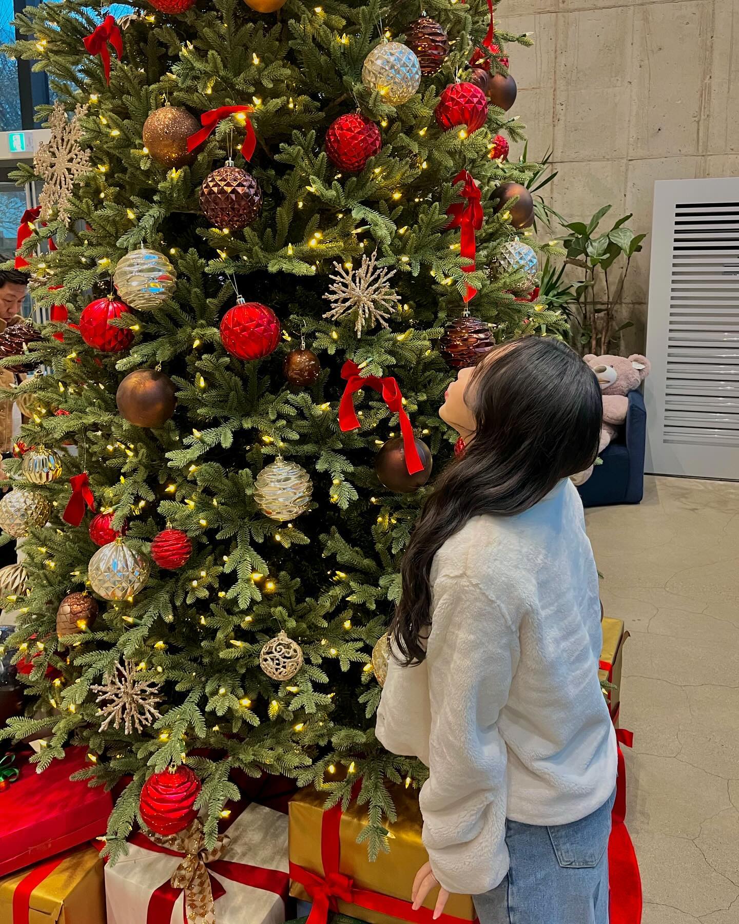 일년지나는 건 싫은데 .. 예쁜 트리는 좋아 ..🤍
