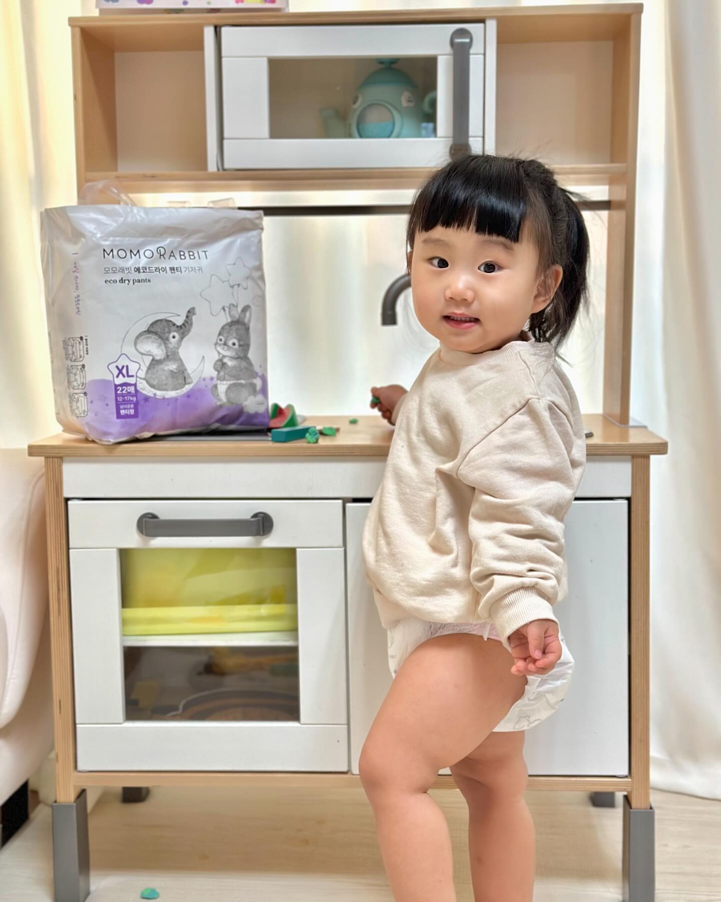 #협찬 #모모래빗서포터즈 #제품제공
지혜가 밤새 오줌을 흠뻑 싸도 안심하는
밤기저귀는 모모래빗 에코드라이뿐인 걸요!

부드러운 기저귀 감촉이 마음에 드는 건 물론,
아침에 기저귀를 갈아줄 때 묵직한데도~
우리 아기 엉덩이는 뽀송하니 참 맘에 들어요😄

피드 마지막 장을 보시면,
짧은 시간 내에 많은 양을 흡수했는데도
완벽 흡수하시는 모습 볼 수 있답니다😚

🌙1.6L 괴물흡수력 통잠대장 에코드라이

＊자는동안 역류없이 파워 흡수!
＊7만개 에어홀로 아침까지 보송보송! 
＊샘없이 안심! 3중 철벽 샘방지 기능

#모모래빗 #아기기저귀 #밤기저귀
#팬티기저귀 #토끼기저귀 #에코드라이
#통잠기저귀 #기저귀 #모모래빗기저귀
