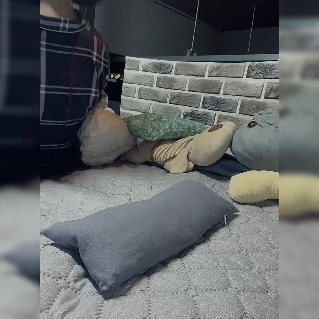 #협찬 #제이준편백 #편백나무경추베개 #경추목베개

제가 어깨가 많이 안좋은편입니다 비대칭이기도 하고 나이를 먹어감에 따라 더 결리더라구요?
그리고 높은 베개보다 낮은 베개가 더 좋다는 건 이미 많은 사람들이 아는 사실이기도 하고 낮은 베개좀 어디 없나 하고 찾아다니던 중 이 베개를 만났는데
가성비 넘넘 좋아요 

자연에서 주는 천연재료로 만들어진 경추베개는 낮아서 일단 누웠을때 목이 편하구요 깊은 잠에 빠져들수 있어요🥹
그리고 안에 충전재의 양에 따라 베개 높낮이를 조절할수 있어 자신의 목상태에 따라 높낮이를 변경할수 있어요

제가 선택한 충전재는 메밀과 편백과 바이오비드폼인데요 
메밀이 머리의 열을 내려준다고 해서 좋다고 하더라구요😝
편백은 이미 좋다는건 알고 있죠? 은은한 피톤치드의 향이 솔솔 풍겨 나와요😍
