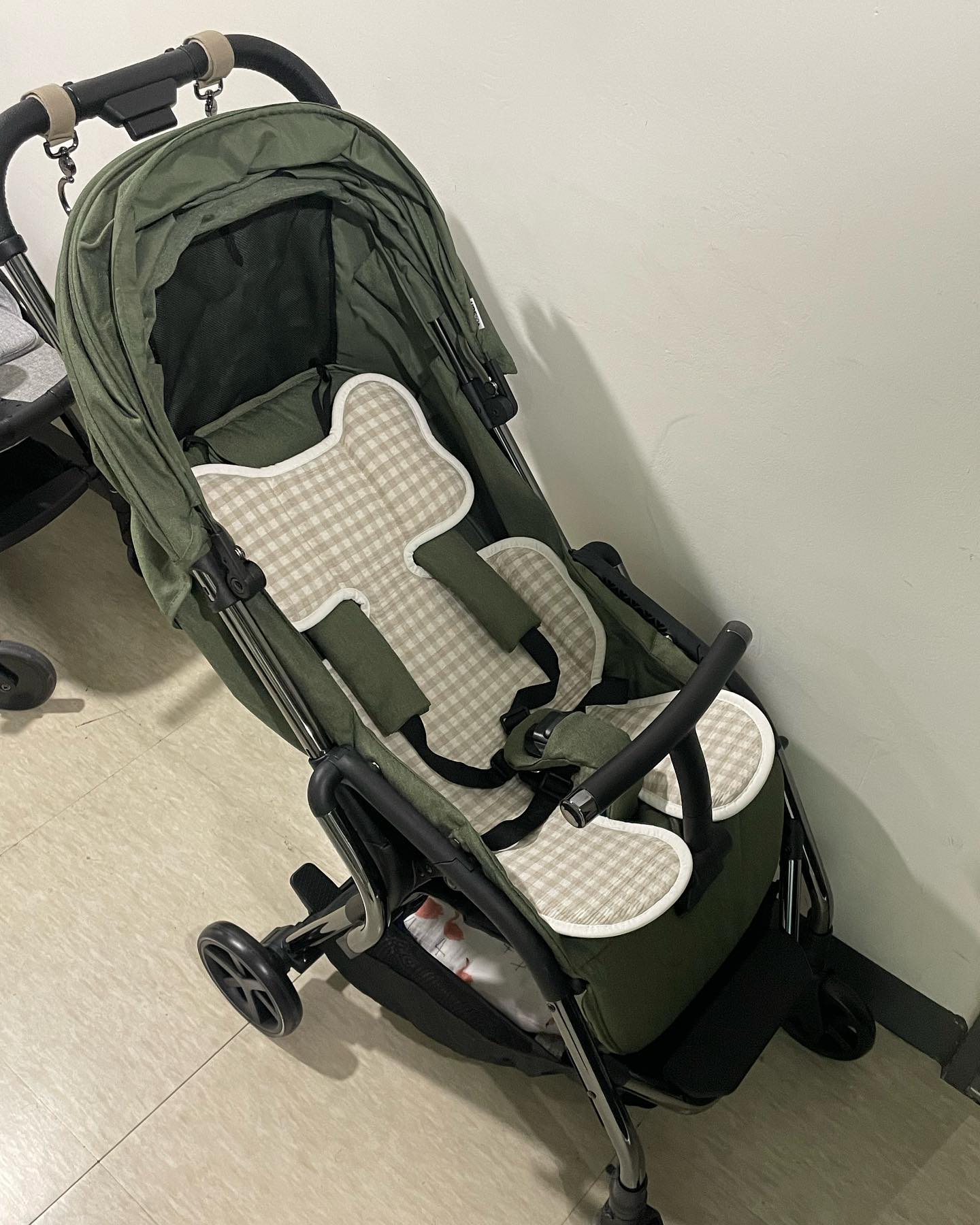 👶🏻또미 첫번째 휴대용유모차 후기👶🏻
첫번째 절충형 유모차때도 가성비있는걸 하고싶었는데 꽤 만족했지만 휴대용 유모차계의 갓성비를 찾다가 정착한 타보💚 가벼운 무게,오토폴딩, T자가드바, 넓은 장바구니와 수납공간, 탄탄한 등받이까지 전부 사용해보니 하나하나 다 너무 유용하게 쓰이는중이다🤭✨ 플랙스탭2부터 식판호환도 되고 차양막깊이도 깊고 자석버클도 슉슉 되면서 편리하고 한때 유모차에 타기 싫어했는데 타보 접하면서 유모차에 타는걸 좋아하게 되었다🥹 색상도 고급스러운 맨티스그린인데 안정감이 느껴져서 더욱 예쁘게 느껴지는 매직✨ 울 아가 좋은 차타고 좋은 곳 많이 많이 댕기자~💓
•
•
#내돈내산 #타보플랙스탭2  #휴대용유모차 #기내반입유모차 #가성비유모차 #아기용품추천 #T바형유모차 #유모차추천