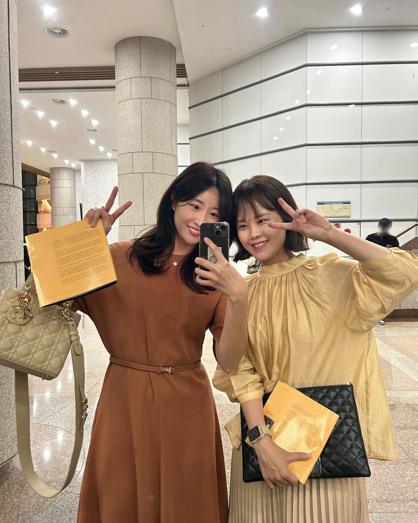 #가을음악회 🍁 홍석원 지휘자님과 시향 연주자님들 합이 점점 미쳐간다. 1시간이 넘는 베를리오즈 - 환상교향곡을 들려주시는데 ’우린 무슨 장르는 가능하니 이것도 들어봐!‘ 하는 느낌이었다.
⠀
항상 남다른 선율을 들려주셔서 내 맘속 원픽이셨던 (마지막 영상) 수석 플루티스트 님,,🫶🏻 오늘은 포레 - 파반느부터 환상교향곡까지 더 열일해주셔서 귀가 녹았다👂🏻
⠀
오랜만에 은아샘도 뵙구, 퐈유언니랑은 맞춘듯이 톤온톤💛🧡
가을을 맞이하게 해 준 9월 정기연주회 너무 감사해...🍂🤎
⠀
#예술의전당 #광주시립교향악단 #광주시향 #정기연주회 #파반느 #선주쌤_공연