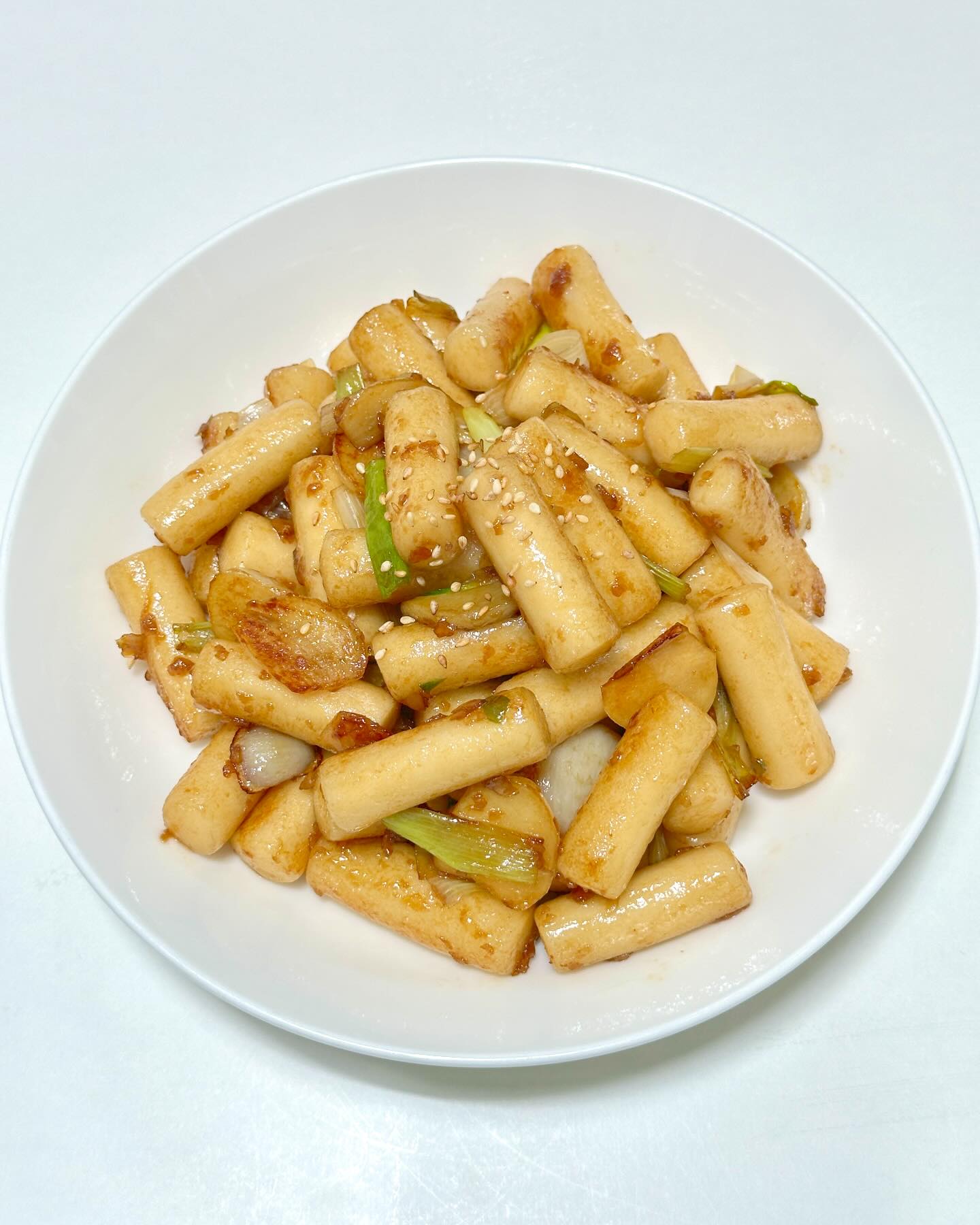 오늘의 메뉴 👉 간장 떡볶이

간단하게 떡과 파만 있으면 만들 수 있는 간장 떡볶이에요😋

저는 여기다 마늘을 편으로 썰어 넣었더니 마늘향이 기분좋게 나서 맛있게 먹었네요

👉 간장 떡볶이 레시피
재료 - 떡볶이 떡 300g,  파 1대, 마늘 4알, 참기름 1/3스푼
양념 - 간장 2스푼, 설탕 2스푼, 맛술 1스푼, 다진마늘 1/2스푼

👉 조리과정
1️⃣
- 떡이 딱딱해서 끓는물에 1분간 삶아주세요.
- 삶아진 떡을 찬물에 행궈주고 물기를 빼주세요.
- 파를 세로로 길게 썬뒤 떡볶이 크기만큼 썰어주세요.
- 마늘을 편으로 썰어주세요.
- 볼에 양념재료를 넣고 섞어주세요.

2️⃣
- 팬에 식용유를 두르고 편마늘을 볶아주세요.
- 마늘향이 올라오면 떡을 넣고 같이 볶아주세요.(떡이 안달라붙게 계속 저어가며 볶아주세요)
- 떡 겉이 익었다면 양념을 부어주세요.
- 양념이 떡에 어느정도 베이면 파를넣어주세요.
- 파가 약간 익으면 불을끄고 참기름을 넣어주면 완성입니다🙌🙌

#간장떡볶이 #떡볶이 #간장떡볶이레시피 #분식 #점심메뉴 #떡볶이레시피 #떡볶이그램 #점심 #간단요리 #간단한요리 #한끼
