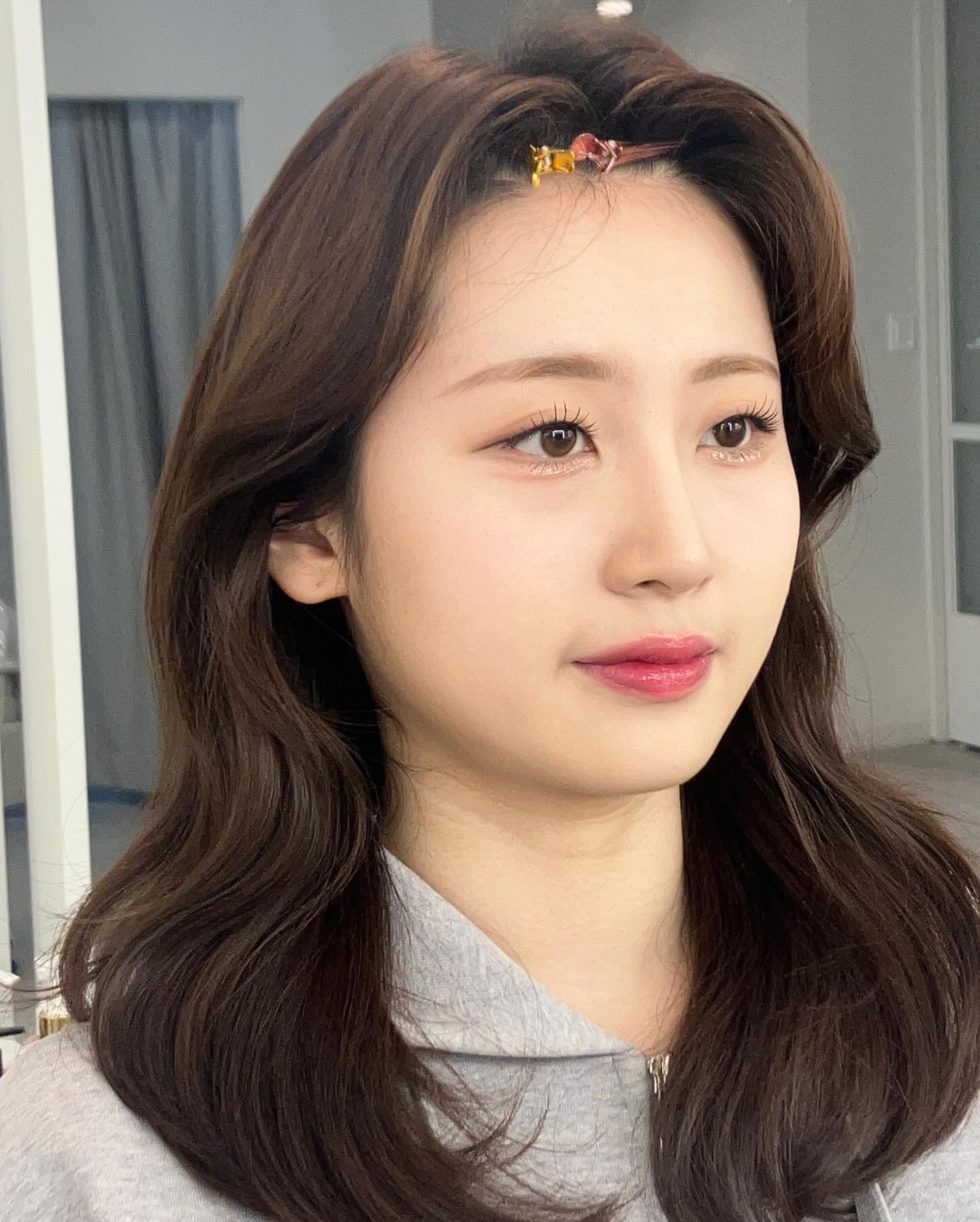 또렷 맑은 #아나운서메이크업 
전체적인 색감은 첫번째 두번째사진이 정확하구
디테일샷은 세번째🫶
원하는 이미지에 맞춰서 메컵 진행 도와드려요