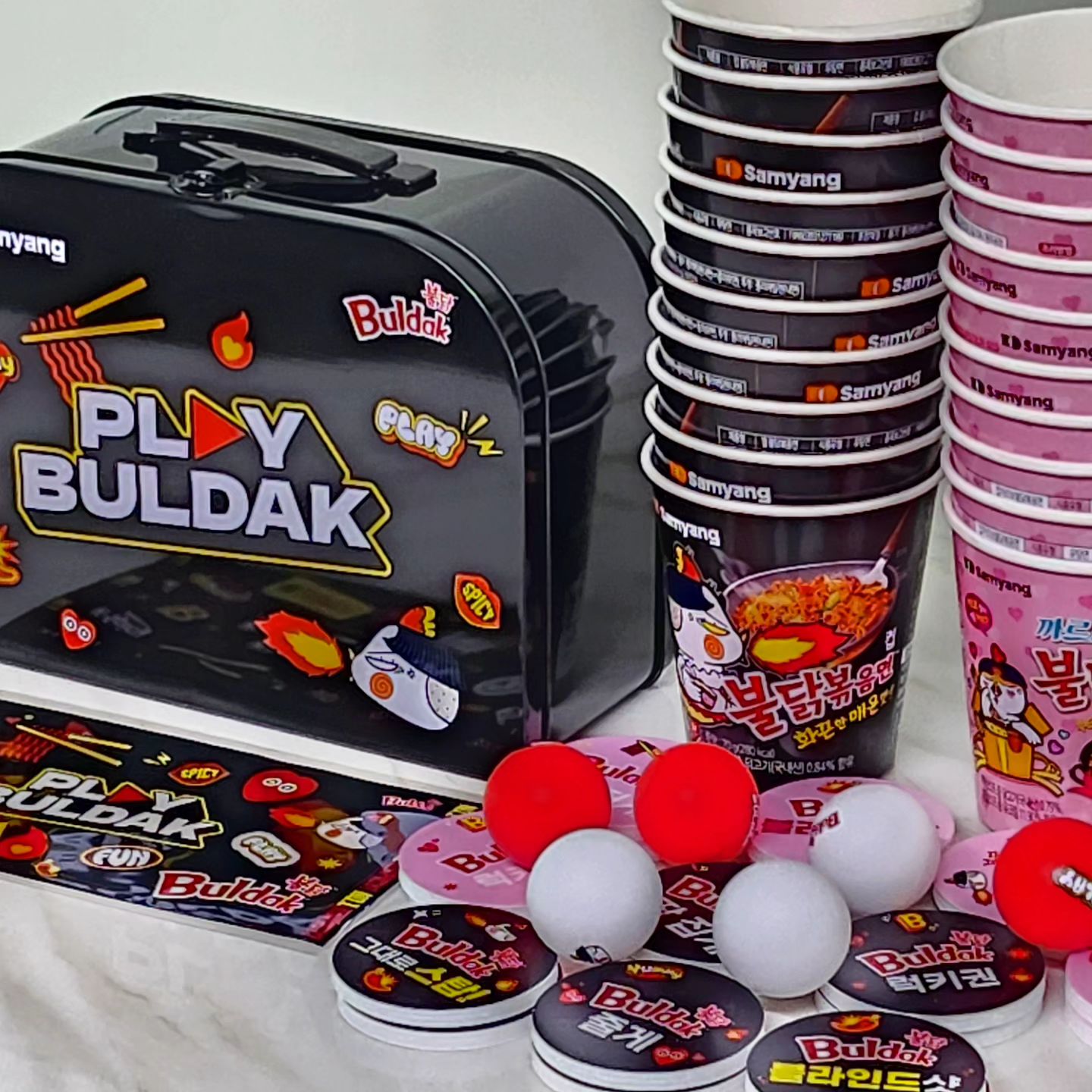 #광고 #협찬
playbuldak 불닭이가 우리집에 놀러왔어요!!️ 불닭과 함께 게임을 같이 해보자!
불닭퐁키트로 게임 했는데 은근 재미있돠~🤸🤸‍♂️🤸‍♀️

탁구공 붉닭퐁을 튕겨서 붉닭 소컵에 넣고, 미션을 수행하며 게임 PLAY!
한 턴씩 번갈아가면서 던지고 상대방보다 먼저 모든 컵을 제거하면 승리!

해당 영상에 나오는 제품들은 삼양식품 공식몰에서 구매할 수 있습니다.
👉https://brand.naver.com/syfoodshop

🚩불닭퐁 키트 구성품
틴케이스 1개 / 불닭 오리지널&까르보 소컵 20개 / 미션칩 20개 / 불닭공 6개 / 스티커 2개 / 규칙가이드 1개

🚩게임방법
① 테이블 끝에 10개의 컵을 역삼각형 모양으로 세팅한다.
② Play 팀, Buldak 팀 으로 나눠서 한 명씩 번갈아가며 불닭공을 던진다.
③ 우리팀이 넣은 공이 들어간 소컵의 미션을 상대팀이 수행하여 게임을 이어나간다.
 (골인한 컵은 제거한다.)
④ 우리팀이 던져야할 컵들이 사라지면 승리!

🚩이벤트소식
SNS채널에서 다양한 이벤트 진행중! 많관부~
👉 https://www.instagram.com/playbuldak/
앞으로 나올 다양한 게임 시리즈들은 유튜브와 인스타그램에서 더 많이 만나볼 수 있습니다!
👉 https://www.youtube.com/PlayBuldakTV
  ㄴ 유튜브 이벤트에서 당첨되면 나중에 게임할 때 사용할 수 있는 제품을 준다고 하네요! 다들 참여해보세요 :)

#불닭 #게임콘텐츠 #게임 #game #buldak #삼양식품 #불닭캠페인 #글로벌캠페인 #캠페인 #유튜브