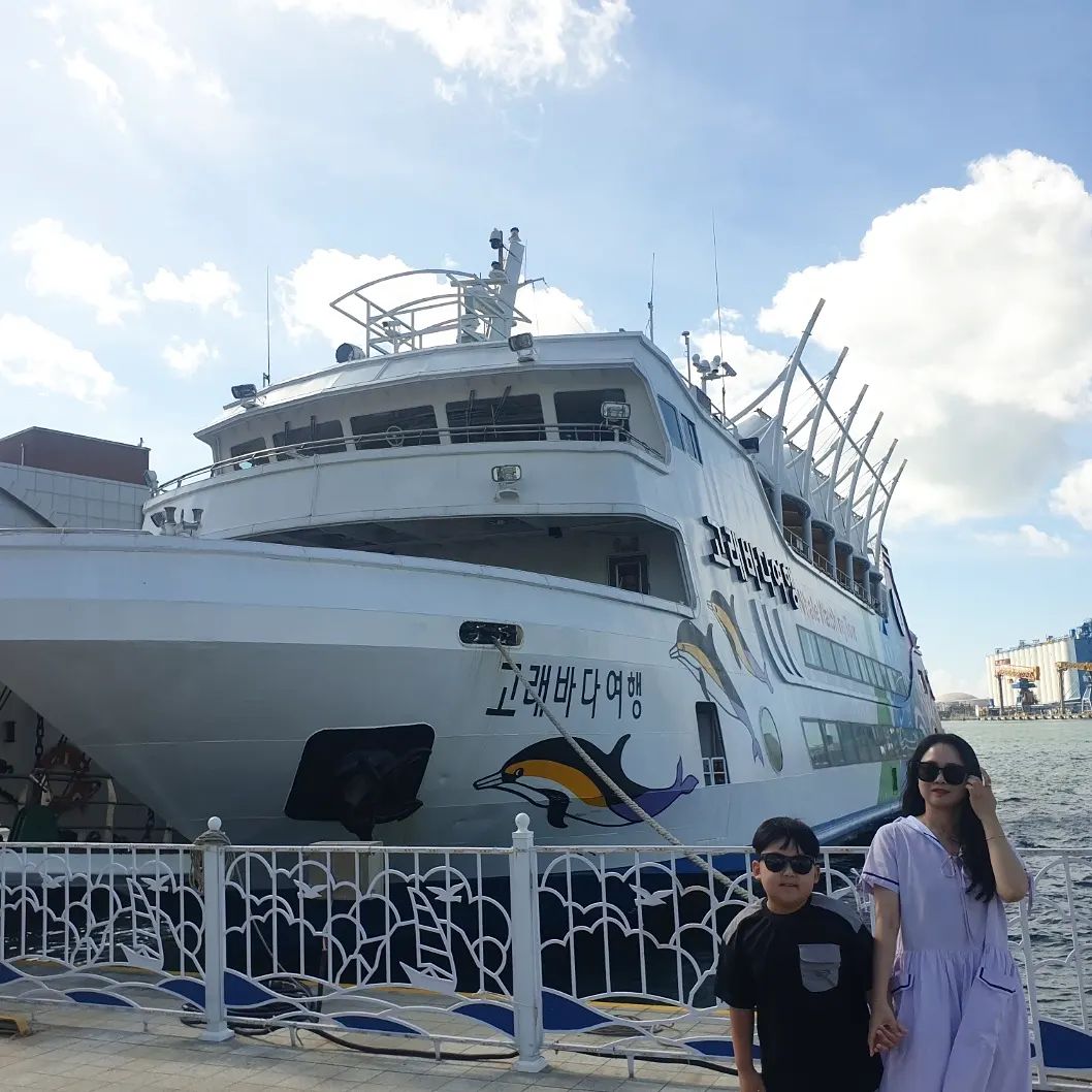 🛳 
휴가 첫날_ 우리는 울산 여행 중!

해무 때문에 못나간 고래바다여행선
화요일 다시 도전해야지
정말 더운 날씨에 실내라 찾아갔지만 좀 더웠던 
태화강 생태관
유흥이 넘쳐나는 울산 젊음의 거리에서
노래방, 오락실, 우리 아들 게임 왤케 잘해.
다시 찾은 고장집, 역시 엄지 척 👍 
세계과자점에서 찾은 두바이초콜릿
바삭바삭 식감은 특이한데 엄~ 청 맛있는지는 몰겠던 두바이초콜릿
.
.
#울산여행 #울산 #여름휴가 #고래바다여행선 #태화강생태관 #울산젊음의거리 #고장집 #두바이초콜릿