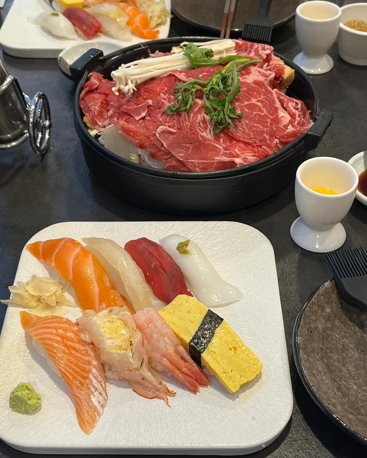 먹고있으면 이벤트로 뭔가 계속 나옴🐖

📍#스시도쿠 #성수 
🍽️ #스끼야끼 랑 #육회타르타르 까지 같이 나왔던 세트,,

아주 배부르게 먹었습니다,,
이벤트로 미니 장어덮밥이랑 스시도 한 피스씩 주심,,
많이 시켰는데 뭔가 계속 더 나와서 아주 배불렀슴,,
스끼야끼도 타르타르도 딱 나온 직후가 확실히 맛있더라!