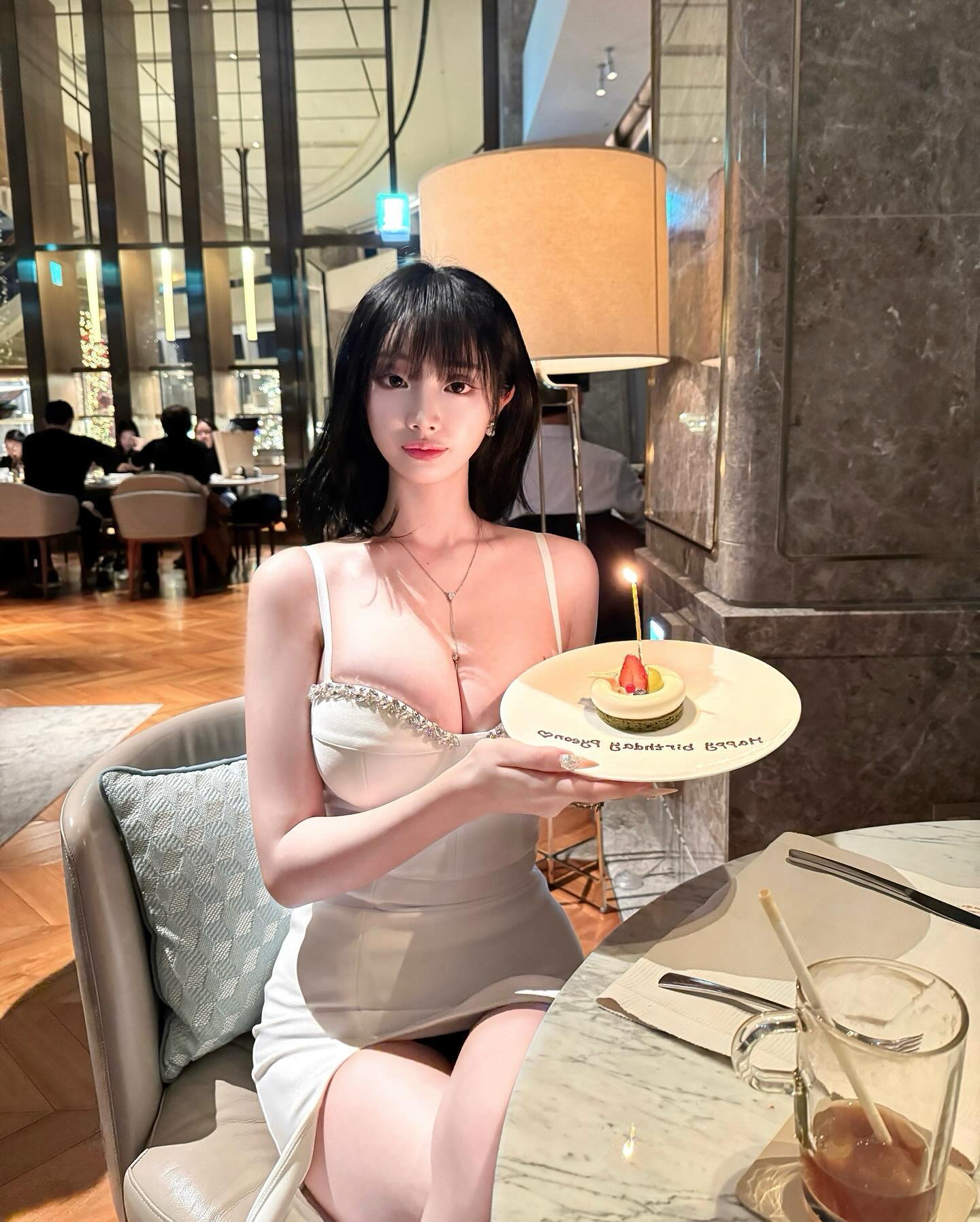 내 인생 첫 가장 화려한 #생일 을 맞이 했다 😭🤍
.
.
항상 안좋은 일만 있었던 생일인지라, 생일만 되면 기분이 안좋았는데
내 인생 처음으로 생일이란걸 아주 근사하게 맞이 했어요.
인스타에 원래 티내는 걸 좋아하지 않는데, 이런 생일이 처음이기도 하고 
너무 행복한 날이라 추억을 이렇게 남겨야겠어요..

몇 안되는 내 지인들, 말 한마디라도 축하해줘서 고맙습니다.
이젠 점점 세월이 흐르면서 곁에 남는 사람들이 얼마 안되지만
그만큼 정말 한명 한명이 소중해지는거 같아요.
지금 내 곁에 있어주는 내 사랑들 덕에 웃고, 울고, 행복한거 같아요.
이 글에 남깁니다. 너무 고맙고, 다들 사랑해 🥹🤍

너무 오랜만에 근황인 점 죄송해요.. 저 잘 지내고 있습니다 ㅎㅎ