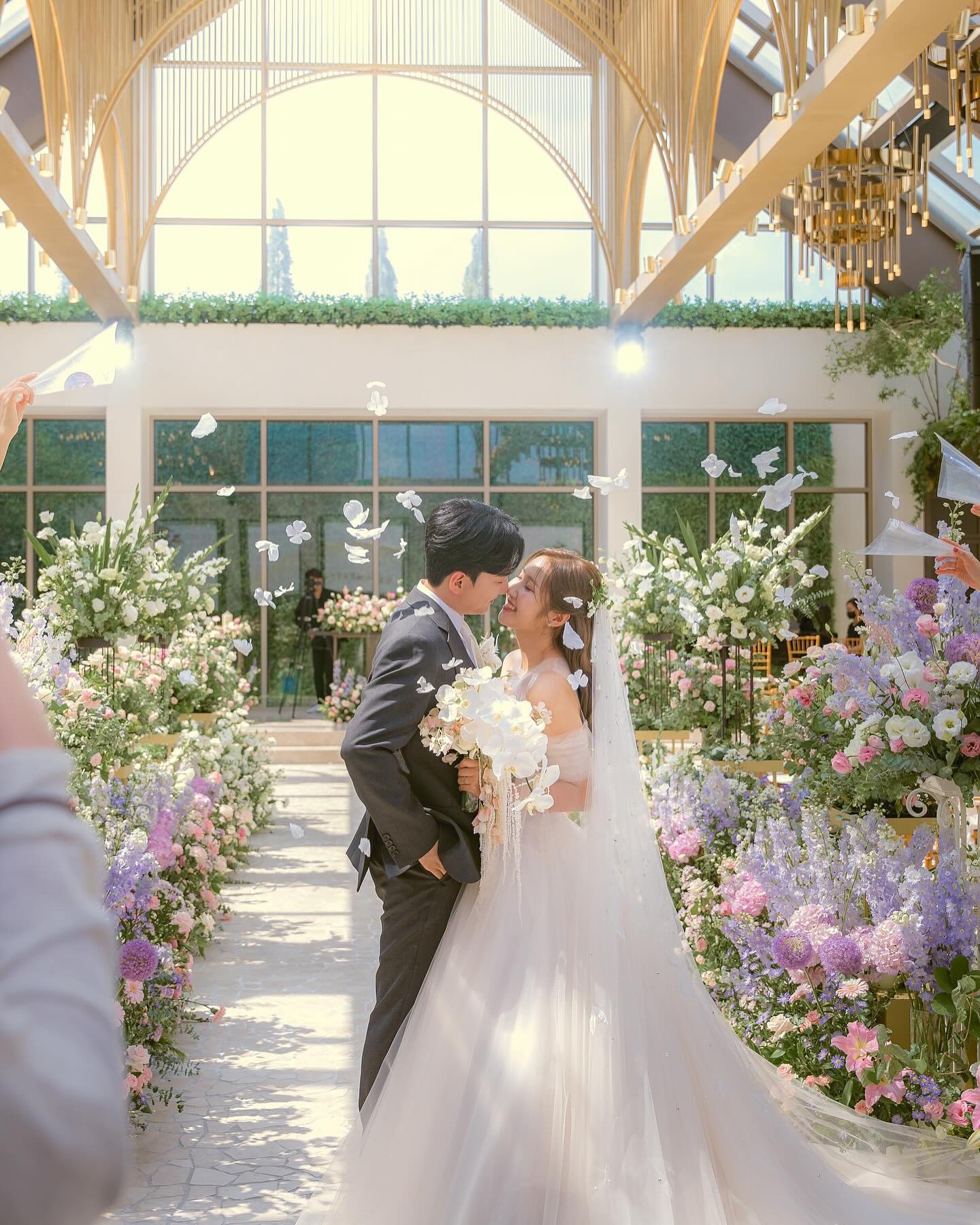 2024.06.01 💍

#결혼감사인사 👰🏻‍♀️🤵🏻

지난 6월 1일 많은 분들의 사랑과 축복 속에서
결혼식을 무사히 마쳤습니다.
신혼여행 이후 이리저리 인사드리다 보니
정신없이 2주가 흘렀습니다.

먼 거리, 바쁜 일정 속에서 저희 결혼을 축복해 주시기 위해
참석해 주셔서 진심으로 감사드립니다.
또 사정이 있어 못 오셨지만 멀리에서도
축하해 주신 분들께 감사드립니다.

베풀어 주신 고마운 마음, 따뜻함을 잊지 않고
앞으로도 행복하고 건강하게 잘 살겠습니다
늘 건강하시고 행복하시기를 바라겠습니다.

다시 한번 결혼식에 참석해 주신 모든 분들께
진심으로 감사드립니다.

감사합니다.

신랑 황병두, 신부 김소연 드림