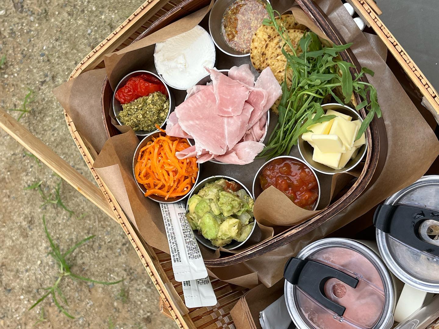 🏷 수통골 브런치카페로 강추해요! 아기와 오기 좋은 카페
📍 대전광역시 유성구 덕명동 176-70 소소림
📍 매일 9:30~21:30

오랜만에 수통골카페 좋은 곳을 찾다가 방문한 소소림
알고보니 인스타 릴스에서 핫플로 자주 보던곳이더라구요!
보기에도 먹기도 너무 좋은 브런치 세트부터 음료까지-
소소림의 가장 좋은점은 바로 개별룸이 있다는 것인데요.
한팀당 3시간까지 이용가능해서 아기랑 열심히 놀고왔어요 ㅎㅎ
진짜 이렇게 좋은데,, 나만 알고 싶은거 뭔지 알죠?
브런치 세트도 너무 맛있고 샌드위치도 푸짐-
스프도 먹어봤는데 아웃백보다 10배는 더 맛있었네요 :-)
룸마다 개별 에어컨도 있고 통유리창이라서 너무 좋아요.
비오는날 가는것도 운치있을 것 같아서 이번주말도 가려구요!

#소소림 #대전수통골카페 #대전수통골브런치 #대전수통골브런치카페 #대전수통골맥주 #대전수통골디저트 #대전수통골디저트카페 #대전수통골맛집 #대전수통골카페추천 #미블협찬 #오지기 #지기크루