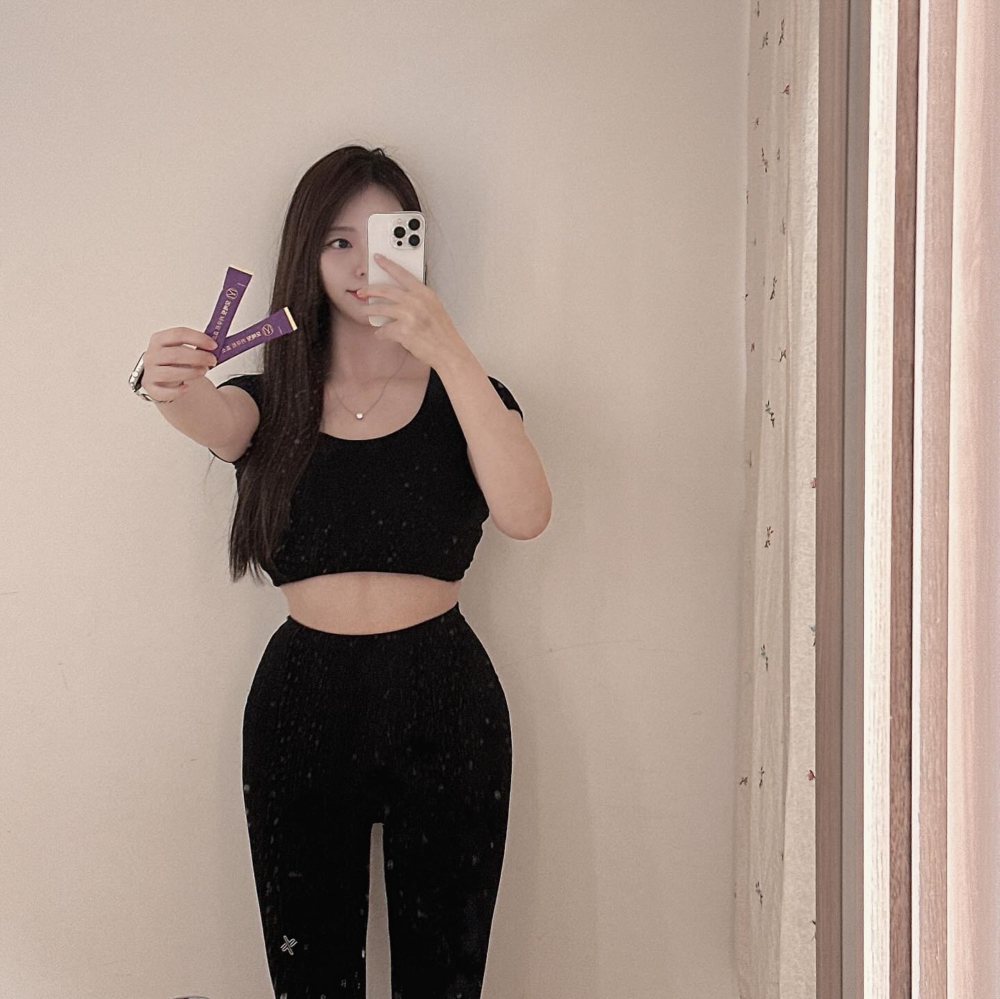 #협찬 #momefit 다이어트 다시 시작!!

이럴 때 제일 먼저 챙겨야 하는거!! 맛있는거 먹고나서 먹어야하는 이런 효소를 꼭 챙겨주는데요 저는 ㅎㅎ

모매핏은 15곡 발효 곡물이 들어간 효소라고 하더라구요!
식이섬유, 단백질, 셀레늄 함량이 높은 착한 곡물 카무트도 들어가있구요ㅎㅎ

마라탕 먹고 먹어봣는데 고소한 맛이나면서 가루 입자도 고운것과 거친것 다양하고 확실히 소화되는데 도움을 많이 주더라구요! 역가수치가 높아서 그런거같았어요! 효소 찾으시는분들 모매핏 어떠세요!?☺️

#모매핏카무트효소 #모매핏 #카무트효소 #효소 #모매핏카무트 #몸매핏