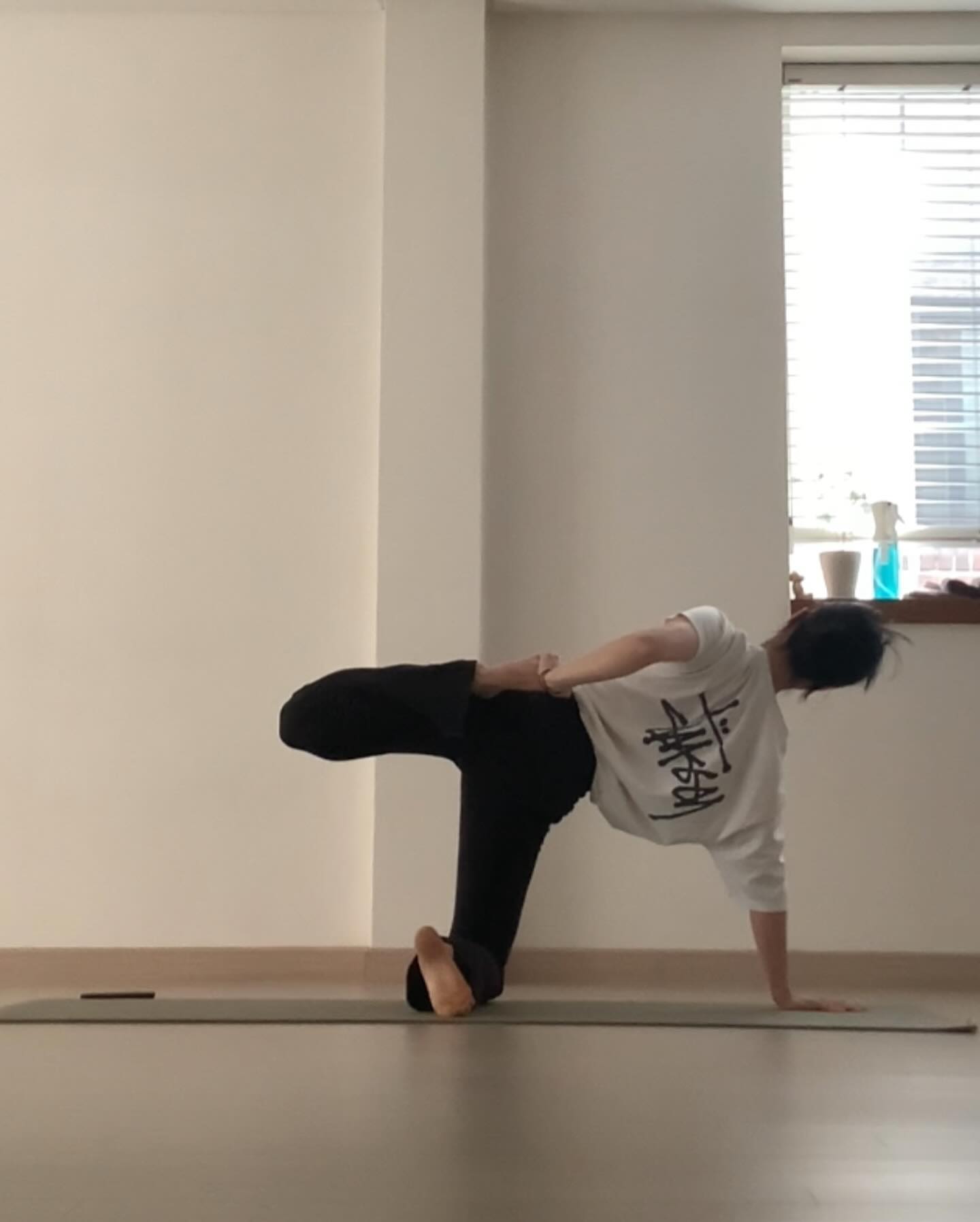 회원님들이랑 한바탕 놀고 난 후 저도 샤샤샥 몸풀기.
목 안 쓰고 어깨 쓰기 연습 중인데.. 🥹
아무튼 어려운 목 근처 쓰기입니다.
그래도 또 천천히 다 될 거라 생각하며 하고 싶은 거 하고,
해야 하는 거 해보는 아사나 시간이었습니다 🩵
다들 즐거운 봄날 되세요~~~~~

✔ 반포동에서 요가합니다.
✔ 카카오톡 - 서요피 / 프로필 링크