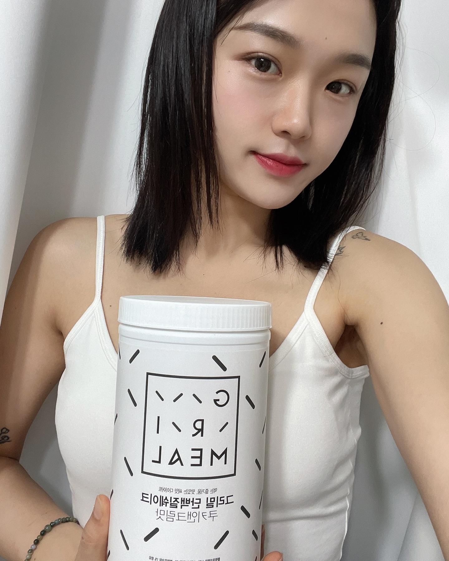 #협찬
⠀
간편하게 섭취 가능한 식사대용 그리밀 단백질쉐이크를 소개해요!
⠀
요즘 바프준비로 한창 다이어트 중인데 아침이나 저녁대용으로 섭취해주니까 아주 좋더라구요!
⠀
식약처 해썹(HACCP)인증, 체중조절용 조제식품으로 안전한 다이어트 식품으로 더욱 믿을만해서 온가족이 식사대용으로 가볍게 섭취 할 수 있어요😉
⠀
단백질과 함께 식이섬유, 바질씨드, 햄프씨드, 치아씨드가 함유되어 있어 포만감이 오래 유지되고 맛도다양하게 12가지 맛이 있어서 지겹지 않더라구요😁
⠀
우유or두유 150ml 또는 200ml에 태워서 섭취해도 되고 저는 깔끔하게 물에 태워먹어도 맛있더라구요!
⠀
그리밀 단백질 쉐이크로 다엍어트 도전해봐요🥰
⠀
⠀
⠀
⠀
⠀
⠀
#그리밀 #단백질쉐이크 #다이어트쉐이크 #식사대용쉐이크 #다이어트식단 #다이어트간식 #다이어터 #유지어터 #단백질 #쉐이크
#daily #데일리 #셀스타그램 #셀카 #selfie #followforfollowback #likeforlikes #likeforfollow #like4likes #liker #likeforfollow #instagood #instagram #데일리룩 #일상 #오오티디 #ootd #좋아요
⠀
⠀