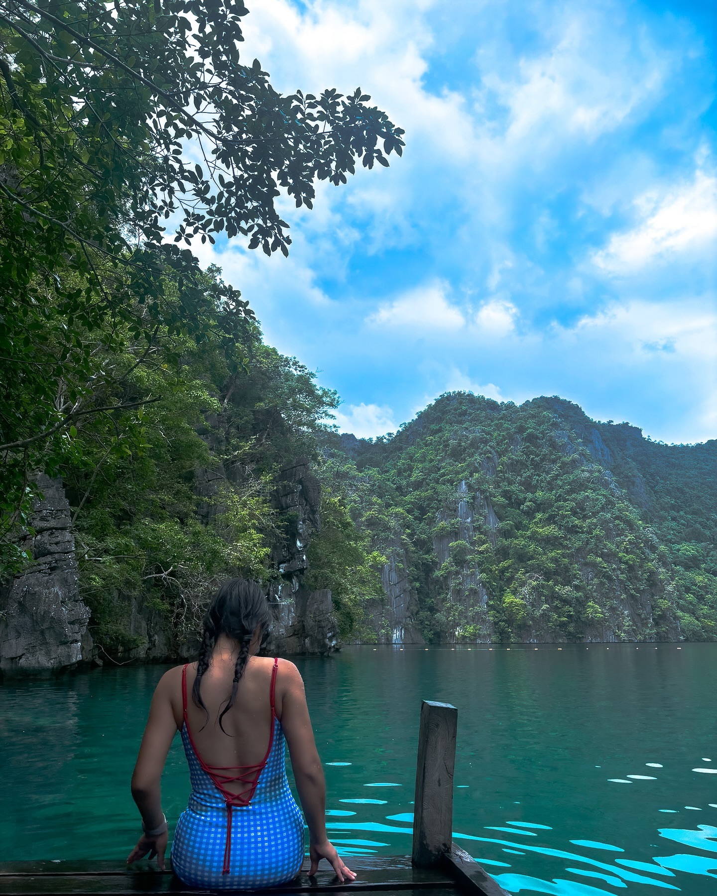 🐬코론 여행기🐬
4. 카양안 호수(Kayangan Lake)

후훗 까맣게 익은 현지인 잇츠미
전신 태닝이 따로 필요없으시다 ㅎ
(현지인으로 생각할 것 같아서 덕분에 혼자 툭툭이 타고 잘 댕김)

아시아의 10대 자연경관으로 선정되어있는 카양안 호수! 
에메랄드빛 호수에 기암절벽이 이루는 경관이 
ㅋ우왕ㅋ넘나 짱인듯⭐️

물 속엔 암것도 없으니 제외하고
물 밖 경관만 본다면 코론투어 중 가본 명소 중
카양안 호수와 트윈 라군이 쌍벽을 이룸!(잇츠마이주관적의견)

이곳은 프리, 스쿠버 각종 다이빙 절대 금지! 
무적권 구명조끼만 필수 착용인데 
어짜피 물 밑에 별게 없어서 사진찍고 
둥둥 떠다니는 재미가 넘나 있으시다🩷🩵💚❤️⭐️😍
.
.
.
#코론 #코론다이빙 #코론섬 #코론여행 #코론투어 
#카양안호수 #코론카양안 #여행 #여행스타그램
#프리다이빙 #프리다이버 #물질 #스노쿨링 #다이빙 #물놀이 
#수영 #수중촬영 #바다 #coron #coronpalawan #palawan #palawanphilippines #corondiving #diving #corondivers #freediving #freediver #divinglife #kayanganlake #coronkayanganlake