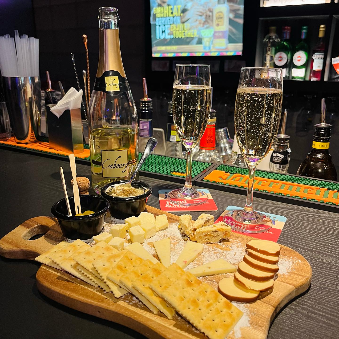 #협찬 #스프라이프바

합리적인 가격에 퀄리티 좋은 홍대칵테일바
스트라이프바🍸

칵테일 초보자도 좋아할 상큼 달달한 칵테일부터
특별한 칵테일, 메뉴에 없는 칵테일까지!🍹

단체 예약, 전체 대관도 가능하고
다트게임, 야외 대형 스크린도 있어
다양한 이벤트를 즐길 수 있어요.

게다가 반려동물 동반가능 🐶

안주맛집이라서 치킨범벅떡볶이가 궁금했지만
와인쟁이이겐 놓칠 수 없는 샴페인 바틀 세트로 주문 🍾

샴페인은 #카부르브륏 
프랑스 샴페인으로 과하게 달지 않은 새콤한 맛 🥂

치즈플레이트 6가지 치즈와 비스킷, 그린 올리브까지
샴페인과 함께 깔끔하게 먹을 수 있어요. 🧀

📋
세트메뉴
병맥주 세트 37,900원
생맥주 세트 49,900원
화요 바틀 세트 53,700원
샴페인 바틀 세트 59,900원

주류
칵테일 9,000원~
하이볼 8,000원~
병맥주 7,000원~
위스키 샷 7,000원~

베스트메뉴
치킨파티팩 25,900원
치킨범벅떡볶이 15,900원
갈릭감바스 19,900원
치즈플레이트 17,900원

📍서울 마포구 와우산로21길 19-11 지하1층
📲 0507-1358-0219
🕖 일~목 19:00-01:00 / 금,토 19:00-04:00
🚙 지하철 6호선 상수역 2번 출구 6분
⭕️ 주차가능, 단체이용 가능, 예약, 반려동물동반

#리뷰노트 #홍대칵테일바 #홍대안주맛집 #홍대바  #홍대칵테일 #홍대데이트 #홍대맛집 #홍대술집 #상수칵테일바 #상수칵테일 #합정칵테일바 #합정칵테일 #마포칵테일바 #마포칵테일
stripes__bar