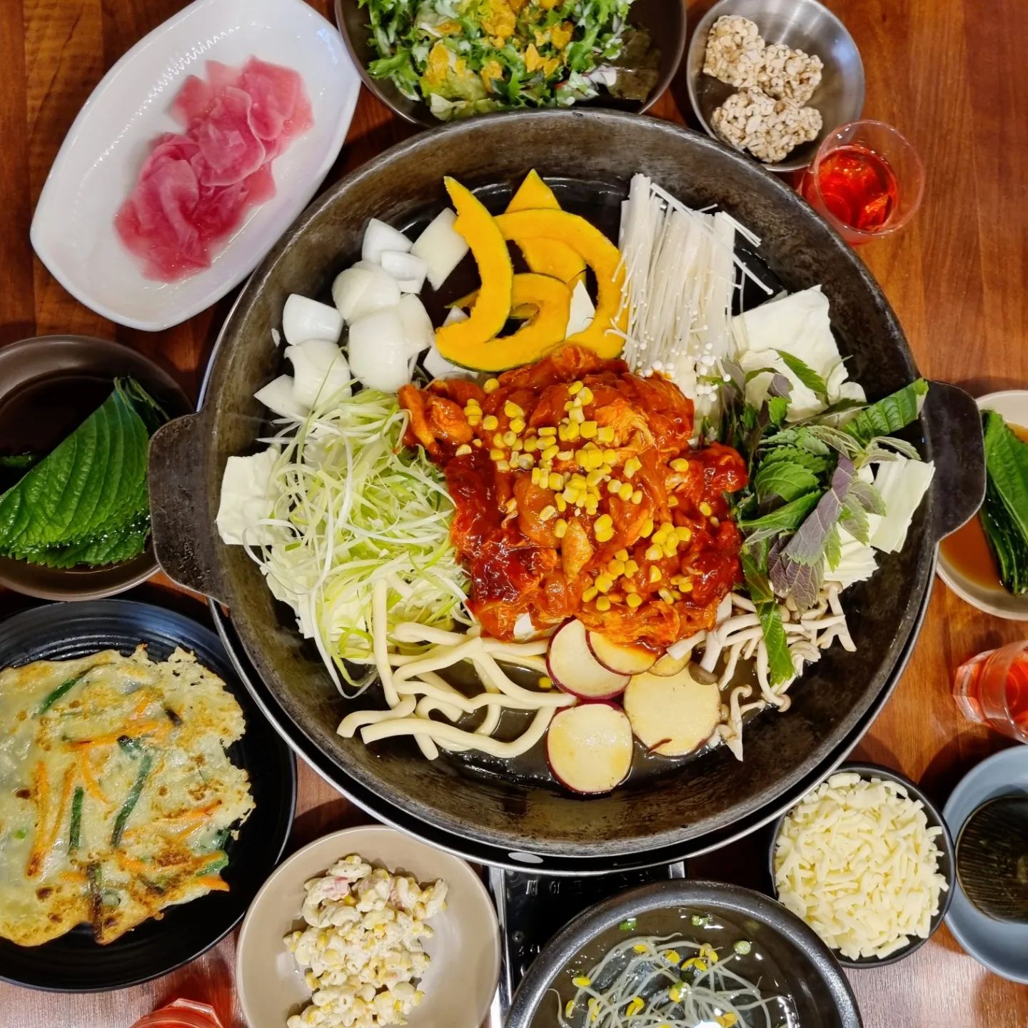 4명가도 2인분으로
푸짐하게 먹을수있는 가성비 맛집
#마녀닭갈비

💚💙🧡🩷🩵💛💜❤️
로제닭갈비,곱창닭갈비
오리지널닭갈비 3가지 맛으로 
취향대로 주문하면
큼직한판에 푸짐하게 나온 닭갈비는
사장님이 볶아주시니
맛있게 먹기만하면 되요

매운맛도 3단계로 취향대로 
먹을수 있고 치즈 사리는 강추입니당
#광주맛집
#용봉동맛집
#전철우맛집

닭갈비 먹기전에 부침개 먹고
닭갈비 맛있게 먹고
셀프바에서 라면은 취향대로 골라 끓여 먹고 날치알 볶음밥으로 식사 마무리^^
#용봉동점심맛집
#용봉동회식장소
#광주닭갈비맛집

식사가 끝이 아니고
슬러시 된 미숫가루랑
고소하고 달콤한 보리강정
디저트까지👍
맛있게 잘 먹었습니다

➡️광주 북구 용봉택지로 52 1층

➡️영업시간 오전 11시30분 ~  오후 10시
